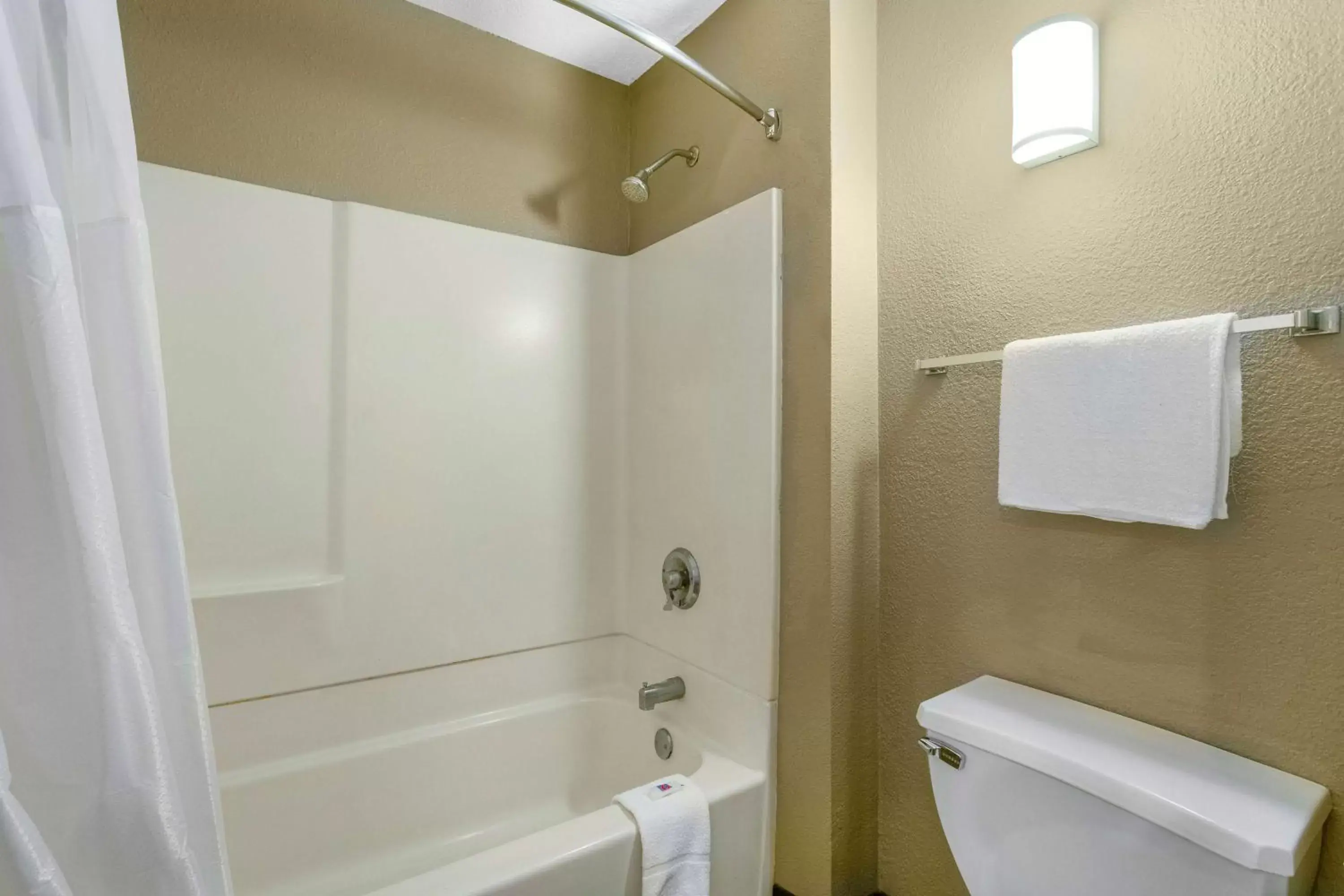 Deluxe Quadruple Room - Non-Smoking in Motel 6-Merced, CA - North Deluxe Quadruple Room - Non-Smoking in Motel 6-Merced, CA - North