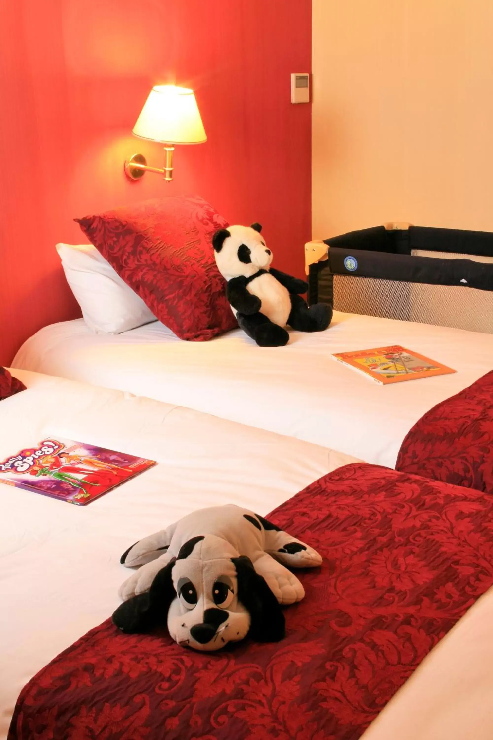 Family Room in Logis NIMOTEL Hôtel Cosy Family Room in Logis NIMOTEL Hôtel Cosy