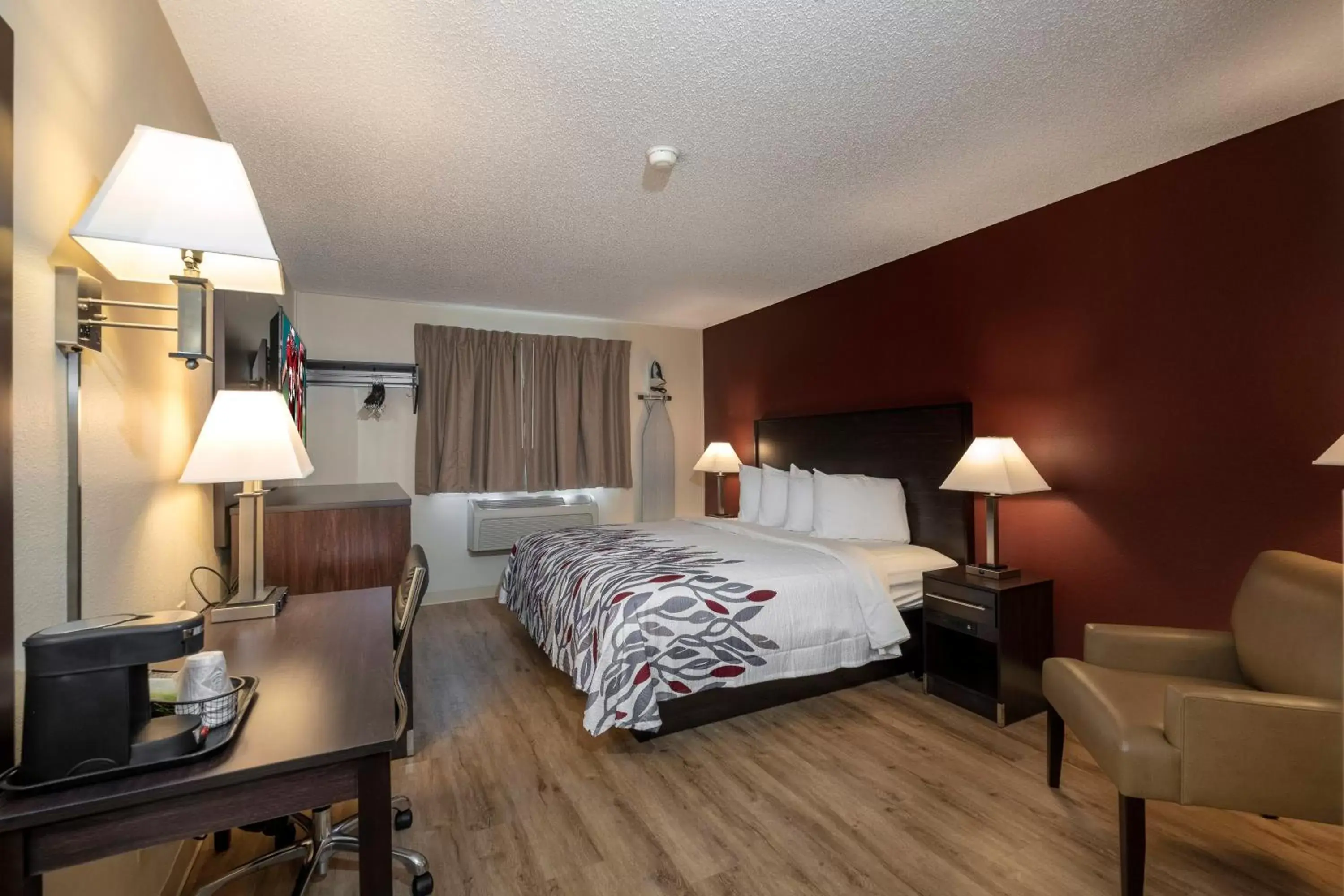 Superior King Room Smoke-Free in Red Roof Inn Greensburg Superior King Room Smoke-Free in Red Roof Inn Greensburg