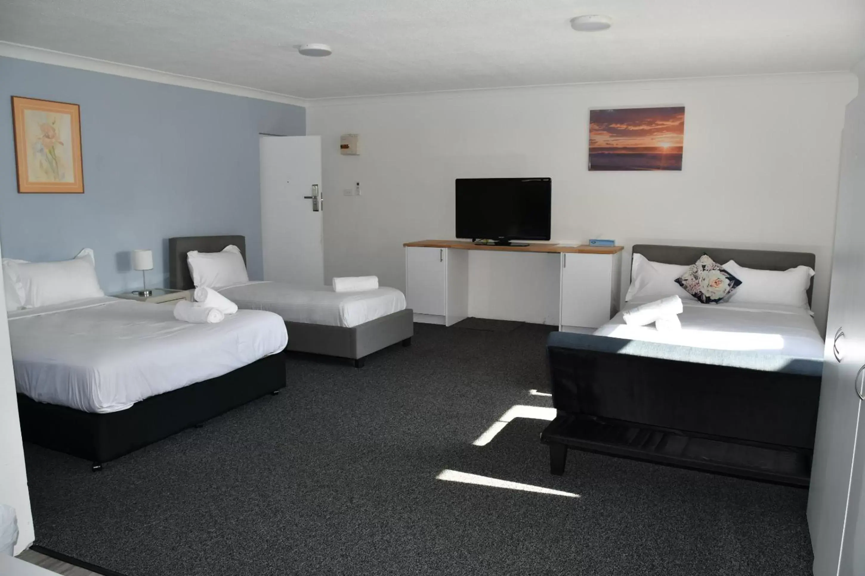 Lakeside Family Room in Lakeside Inn Wollongong Lakeside Family Room in Lakeside Inn Wollongong