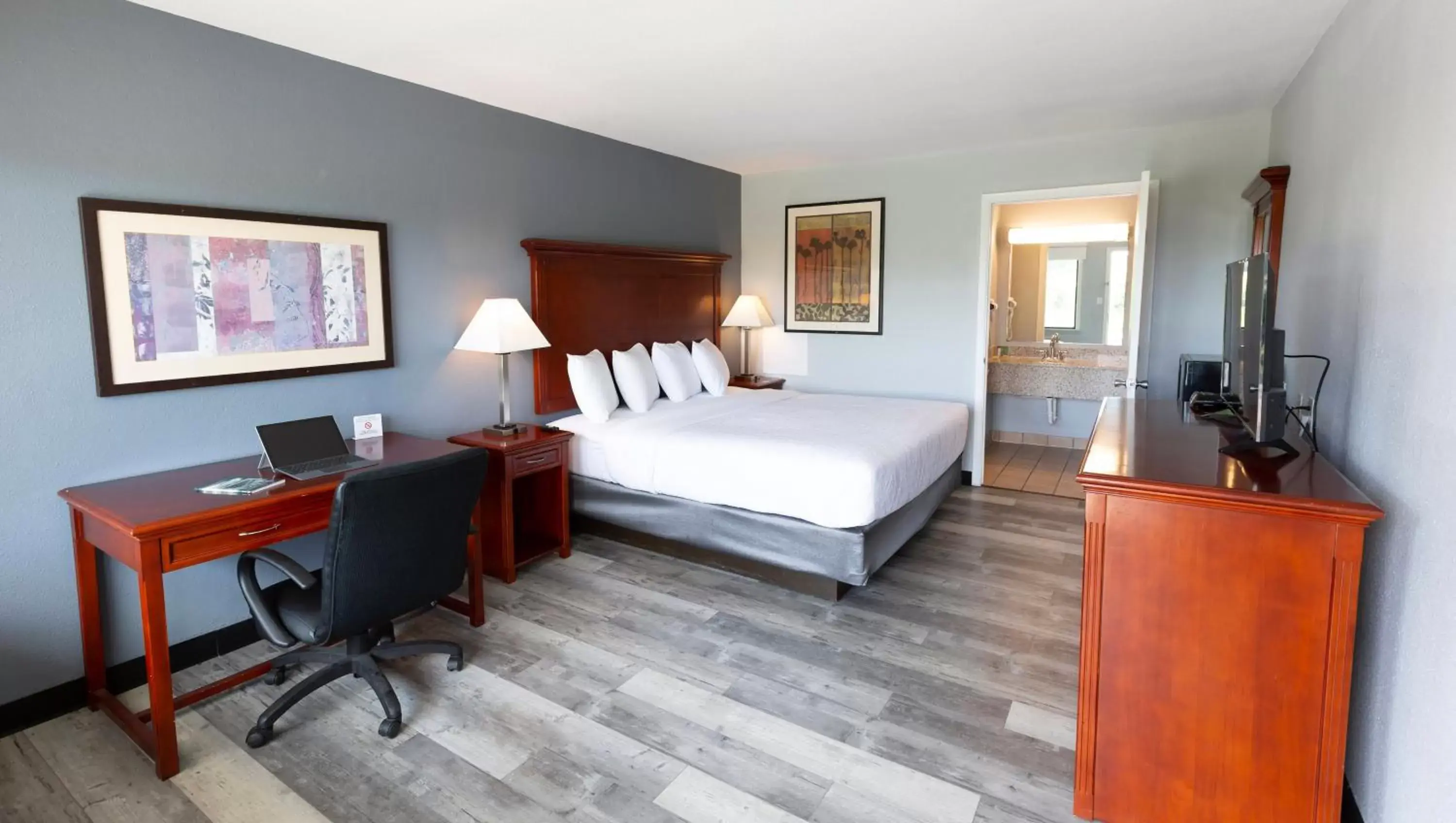 King Room - Disability Access in Sunrise Inn Williamstown King Room - Disability Access in Sunrise Inn Williamstown