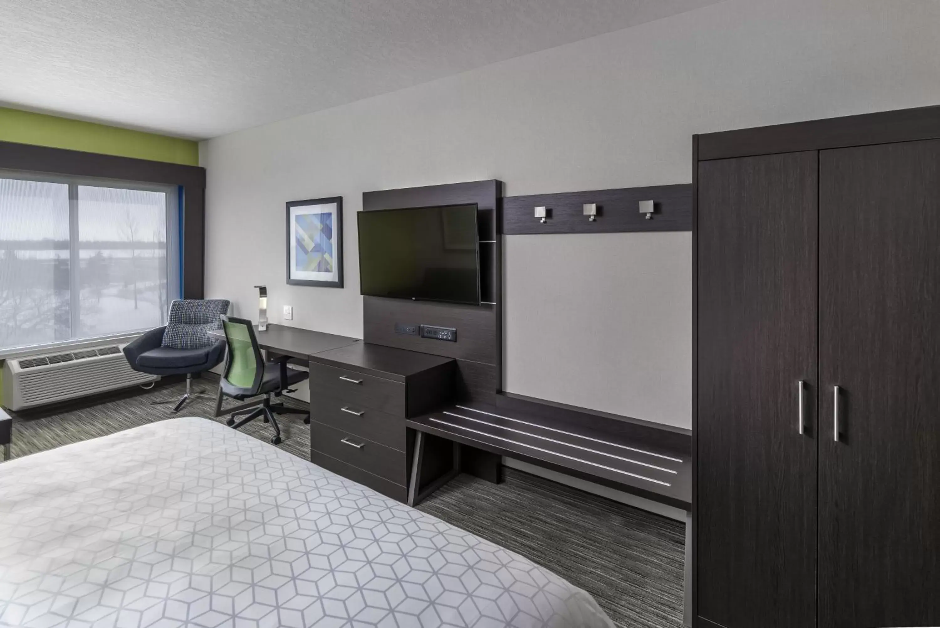 Deluxe King Room - Hearing Accessible with Bath Tub/Non-Smoking in Holiday Inn Express & Suites Kelowna - East, an IHG Hotel Deluxe King Room - Hearing Accessible with Bath Tub/Non-Smoking in Holiday Inn Express & Suites Kelowna - East, an IHG Hotel