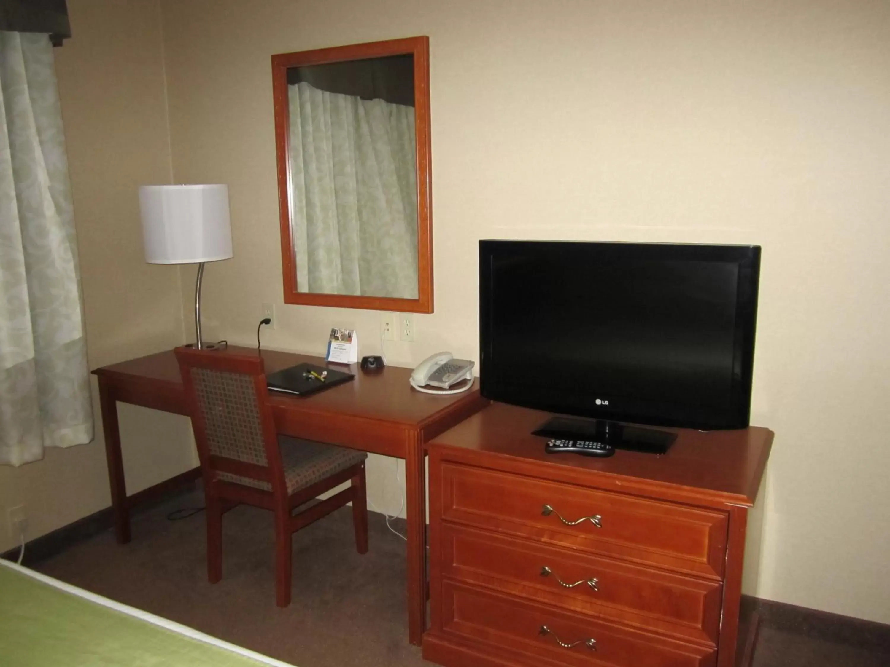 Queen Room - Disability Access - Non-Smoking in Super 8 by Wyndham Fort St. John BC Queen Room - Disability Access - Non-Smoking in Super 8 by Wyndham Fort St. John BC