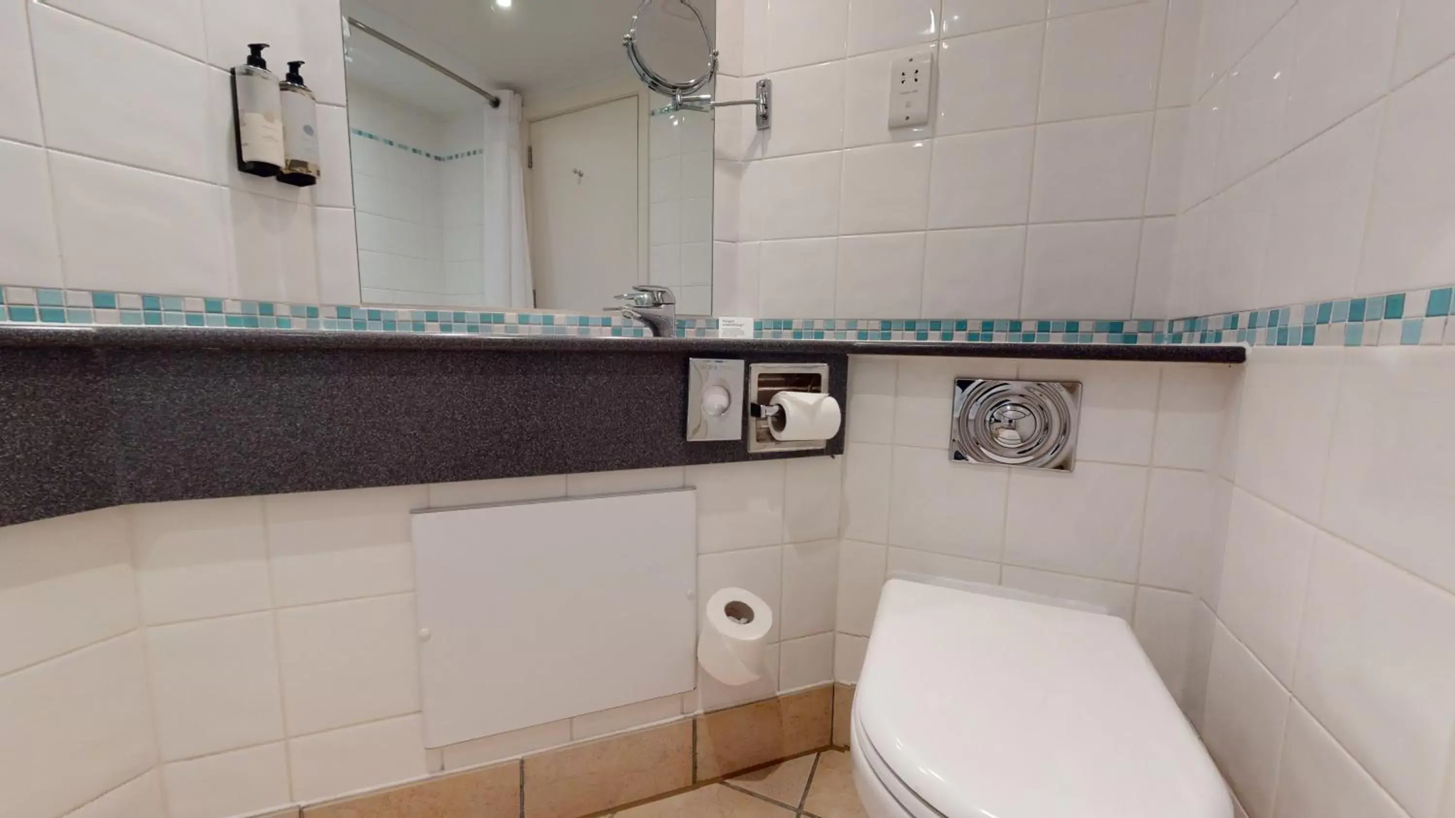 Standard Double or Twin Room in Holiday Inn Milton Keynes Central, an IHG Hotel Standard Double or Twin Room in Holiday Inn Milton Keynes Central, an IHG Hotel