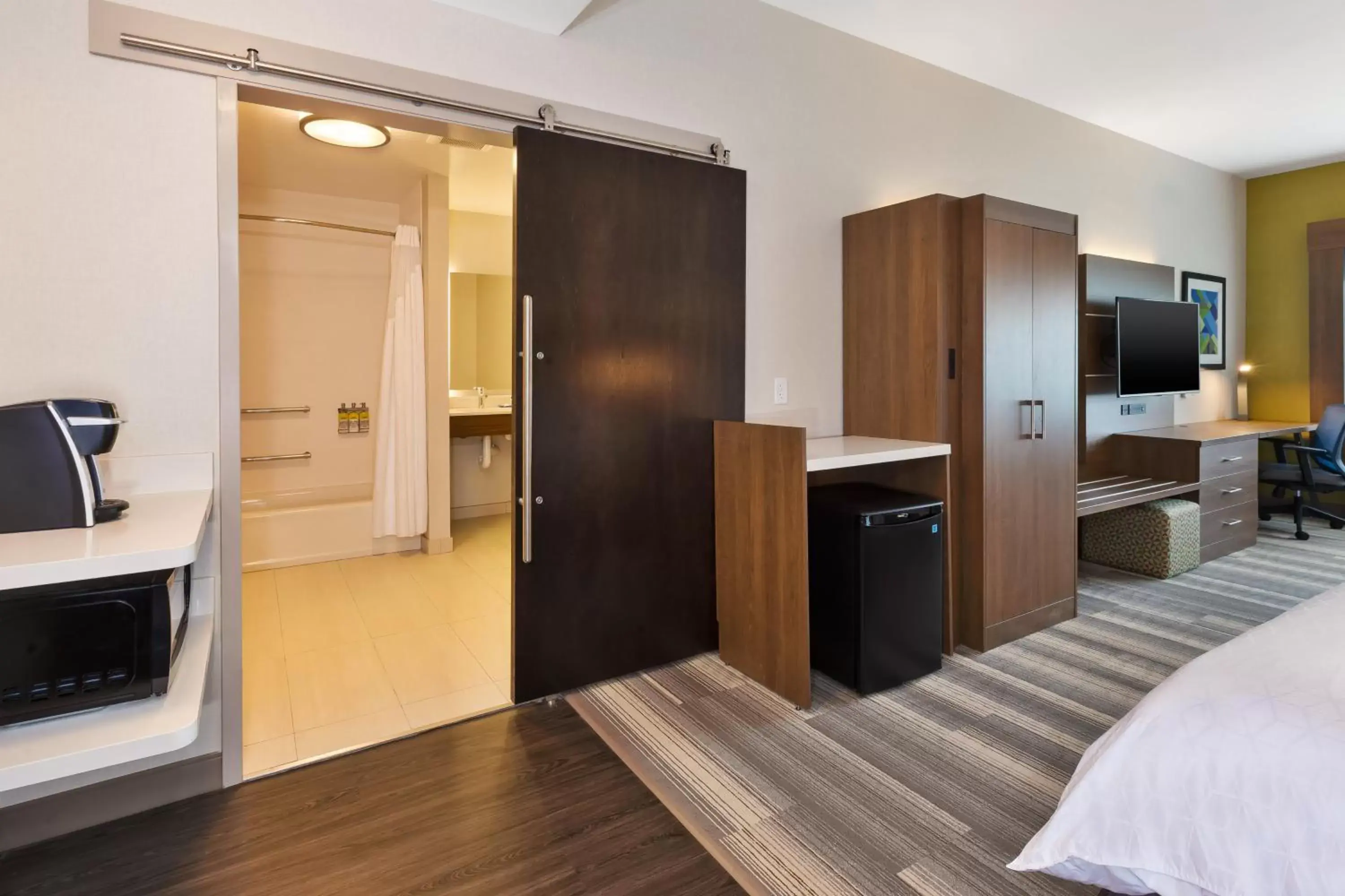 Standard Queen Room with Two Queen Beds and Mobility Accessible Tub in Holiday Inn Express & Suites - Milan - Sandusky Area by IHG Standard Queen Room with Two Queen Beds and Mobility Accessible Tub in Holiday Inn Express & Suites - Milan - Sandusky Area by IHG