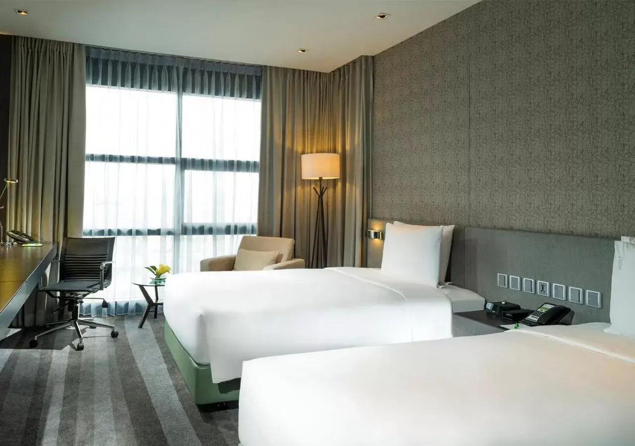 Standard Twin Room with City View in Holiday Inn Bangkok Sukhumvit by IHG Standard Twin Room with City View in Holiday Inn Bangkok Sukhumvit by IHG