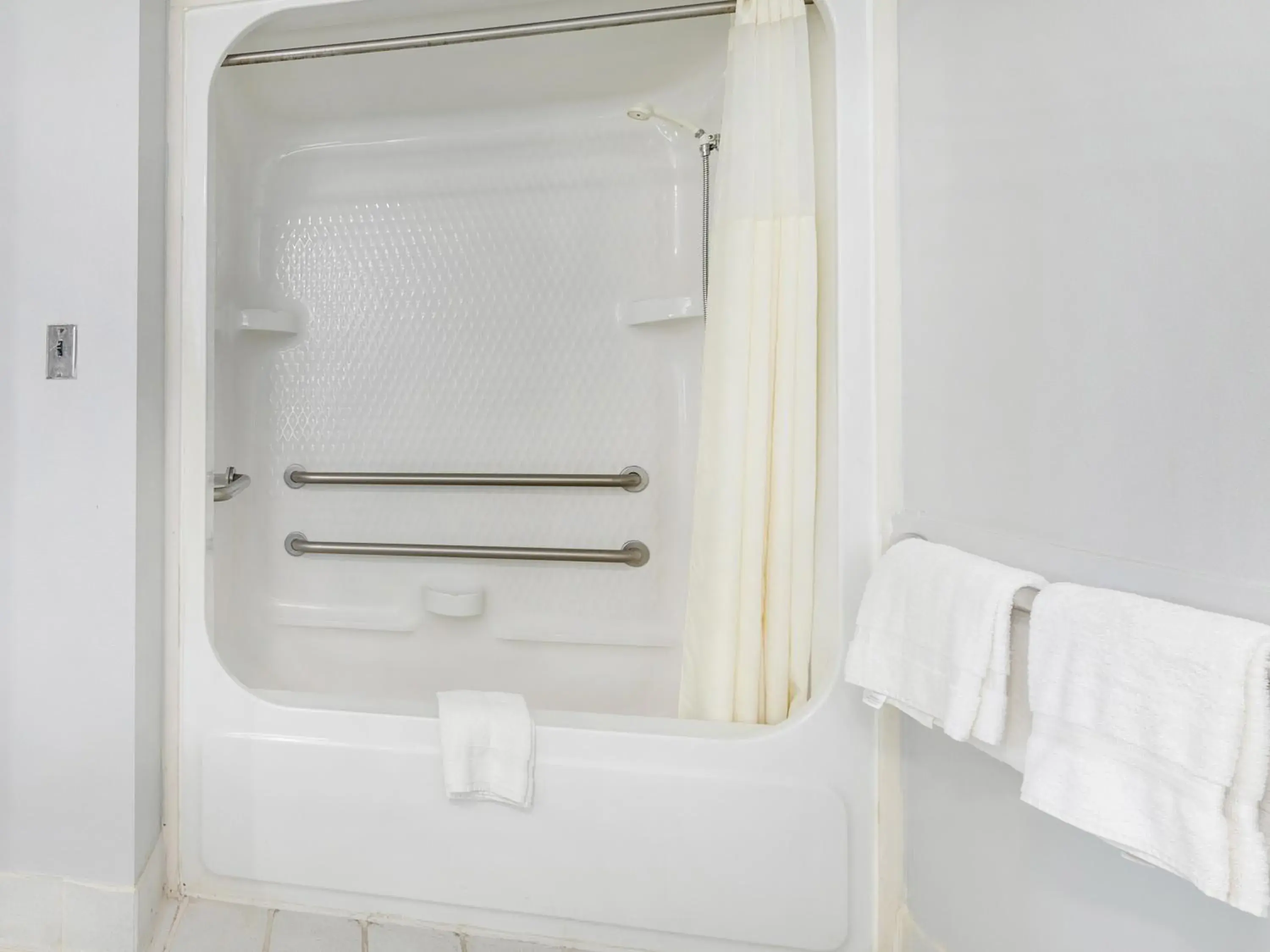 Queen Room - Disability Access in Quality Inn Queen Room - Disability Access in Quality Inn