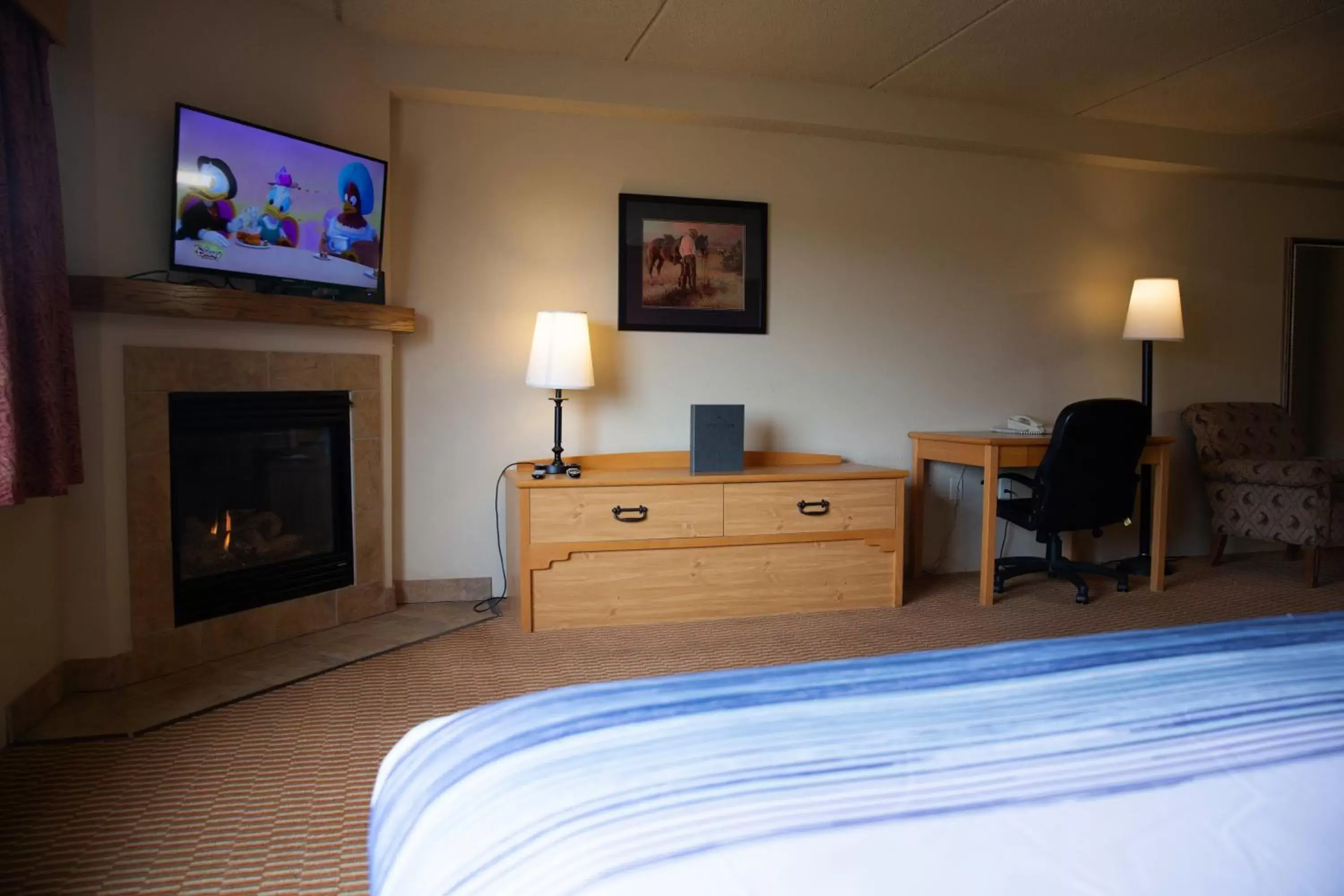 Deluxe King Room with Jetted Tub - Non-Smoking in AmericInn by Wyndham Pampa Event Center Deluxe King Room with Jetted Tub - Non-Smoking in AmericInn by Wyndham Pampa Event Center