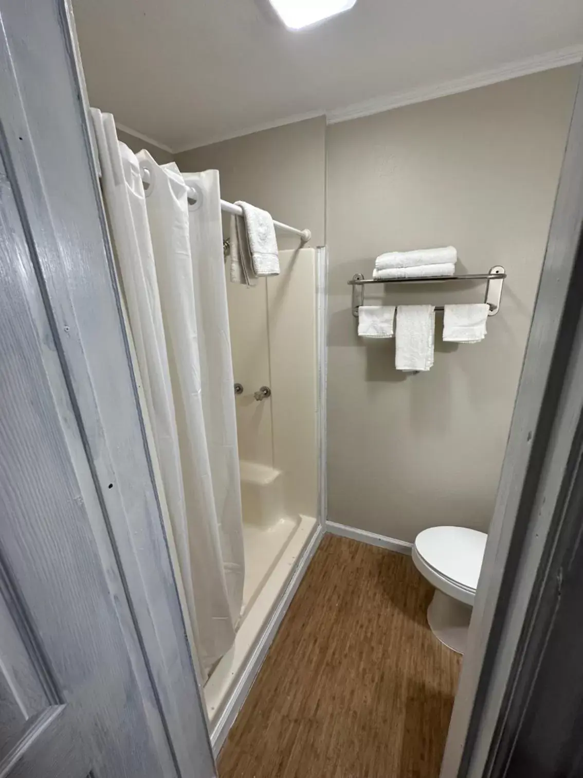 King Room in Bea's Parkway Inn King Room in Bea's Parkway Inn