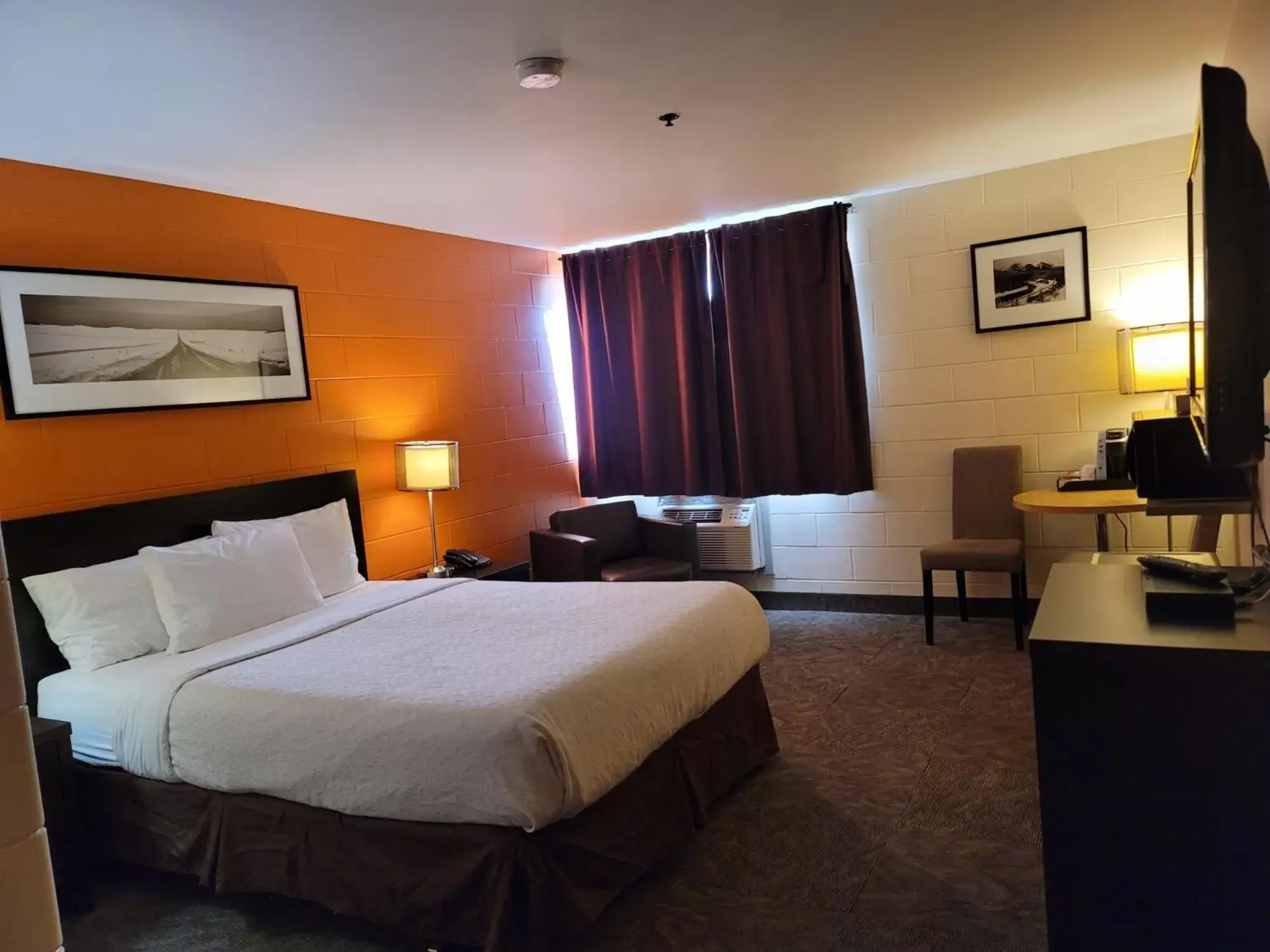 Queen Room - Non Pet Friendly in Roadking Inns Motel Queen Room - Non Pet Friendly in Roadking Inns Motel