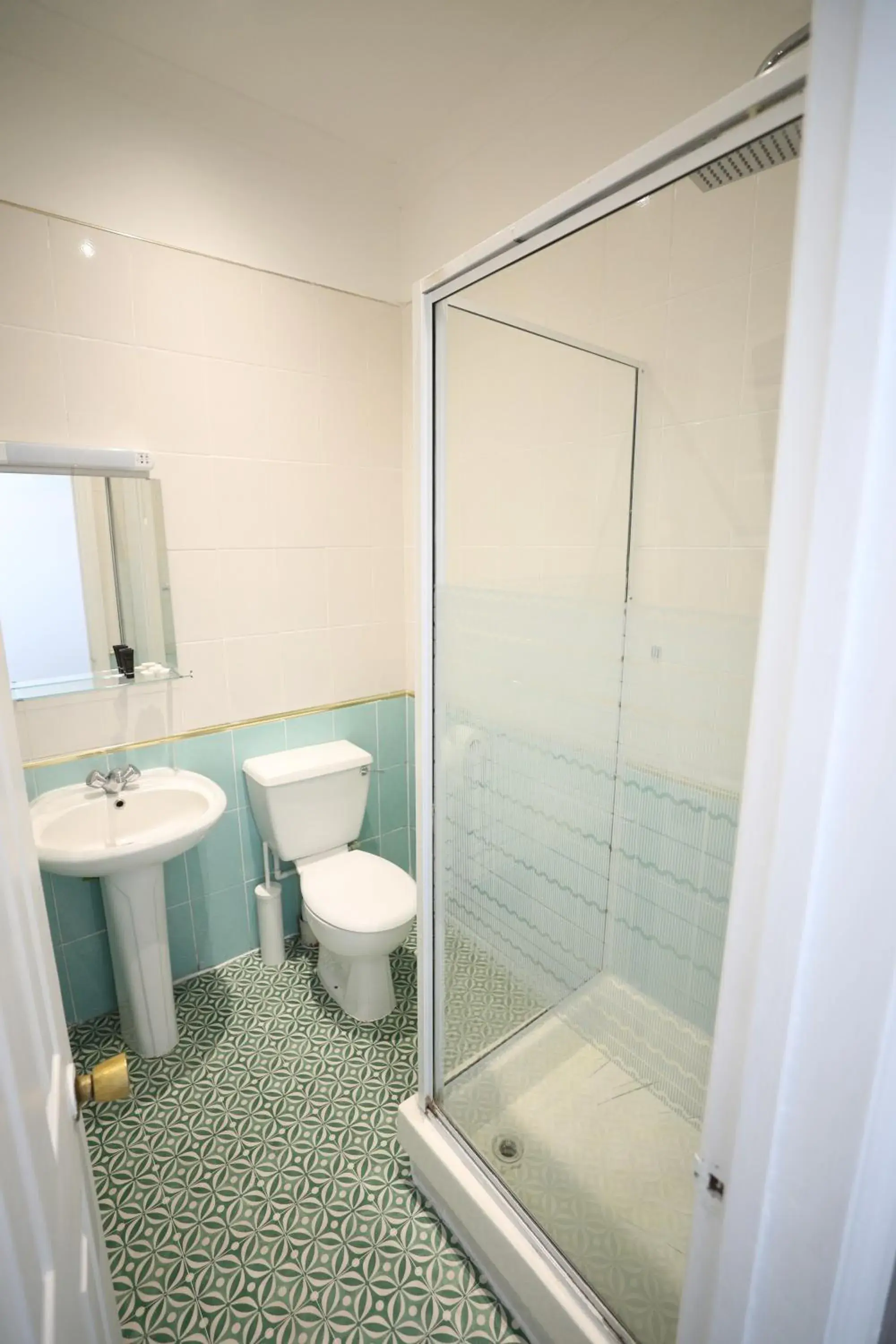 Comfort Triple Room - single occupancy in Golders Park Hotel Comfort Triple Room - single occupancy in Golders Park Hotel