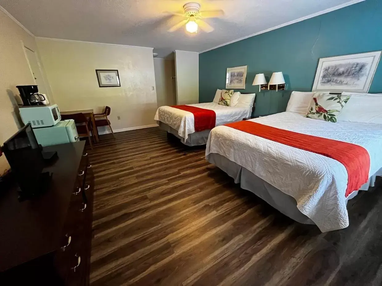 Standard Queen Room with Two Queen Beds in Meadowlark Motel with Restaurant & Bar Standard Queen Room with Two Queen Beds in Meadowlark Motel with Restaurant & Bar