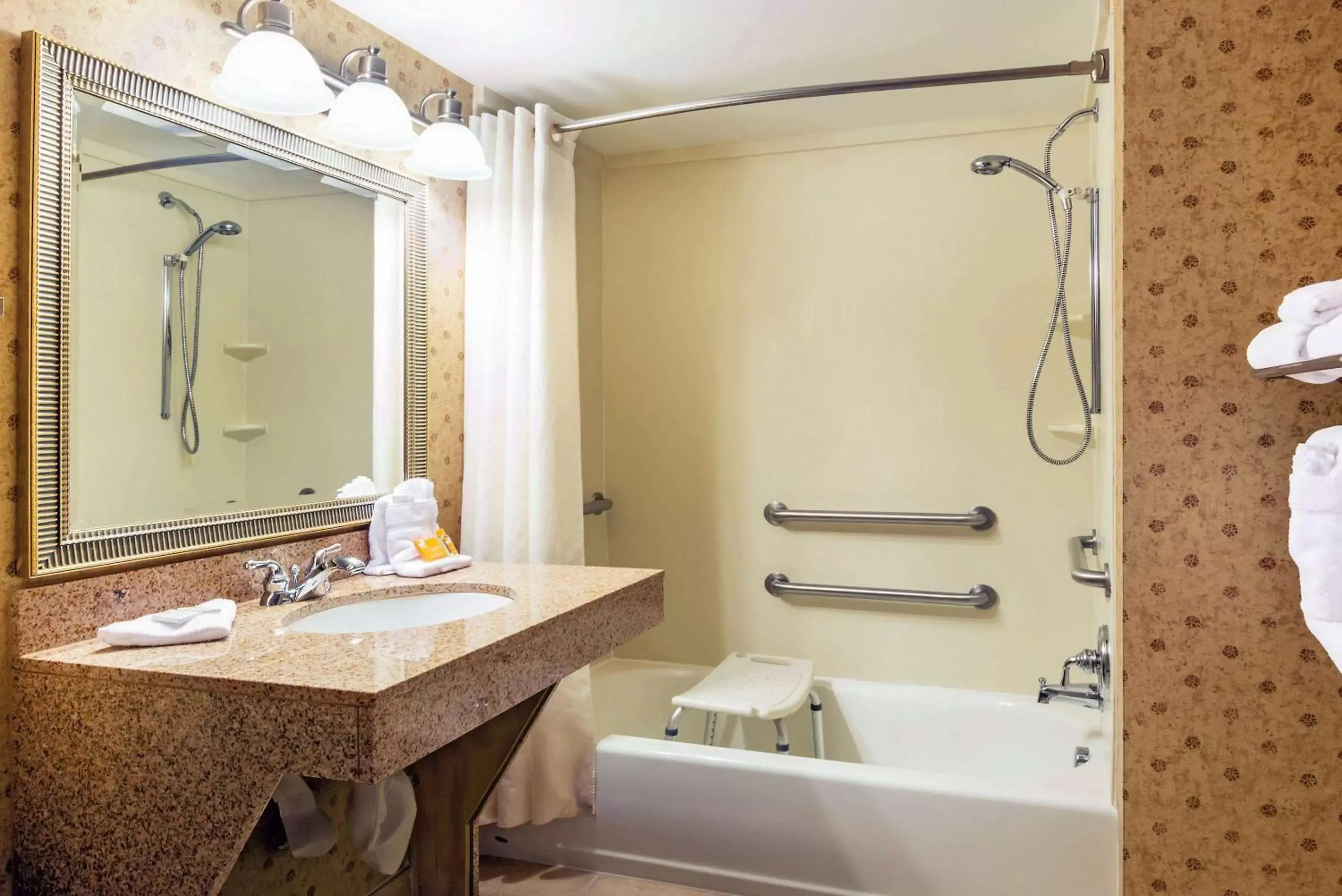 Queen Room with Two Queen Beds and Mobility/Hearing Impaired Access - Non-Smoking in La Quinta by Wyndham Kennewick Queen Room with Two Queen Beds and Mobility/Hearing Impaired Access - Non-Smoking in La Quinta by Wyndham Kennewick