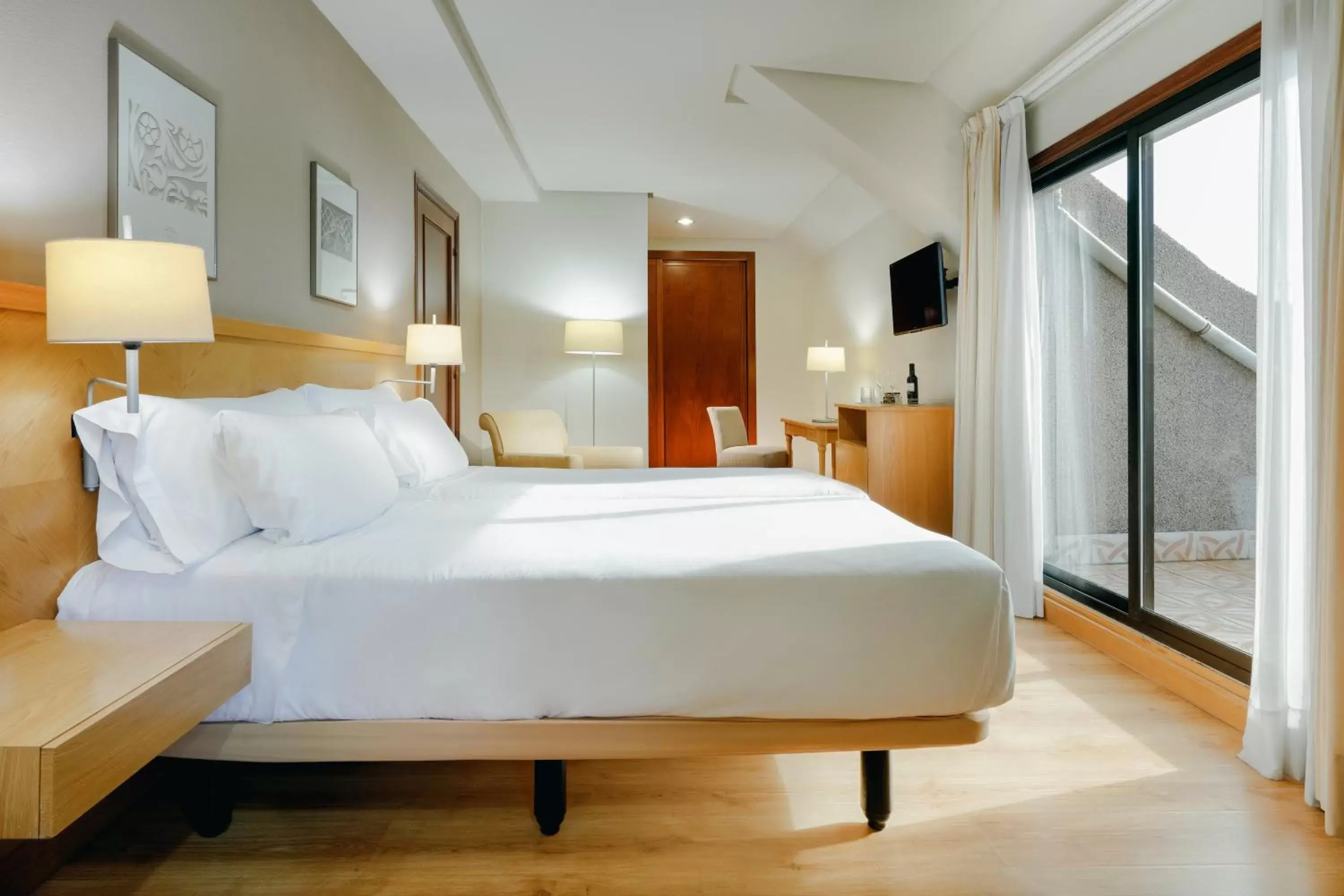 Standard Double or Twin Room with Terrace in Hesperia Vigo Standard Double or Twin Room with Terrace in Hesperia Vigo