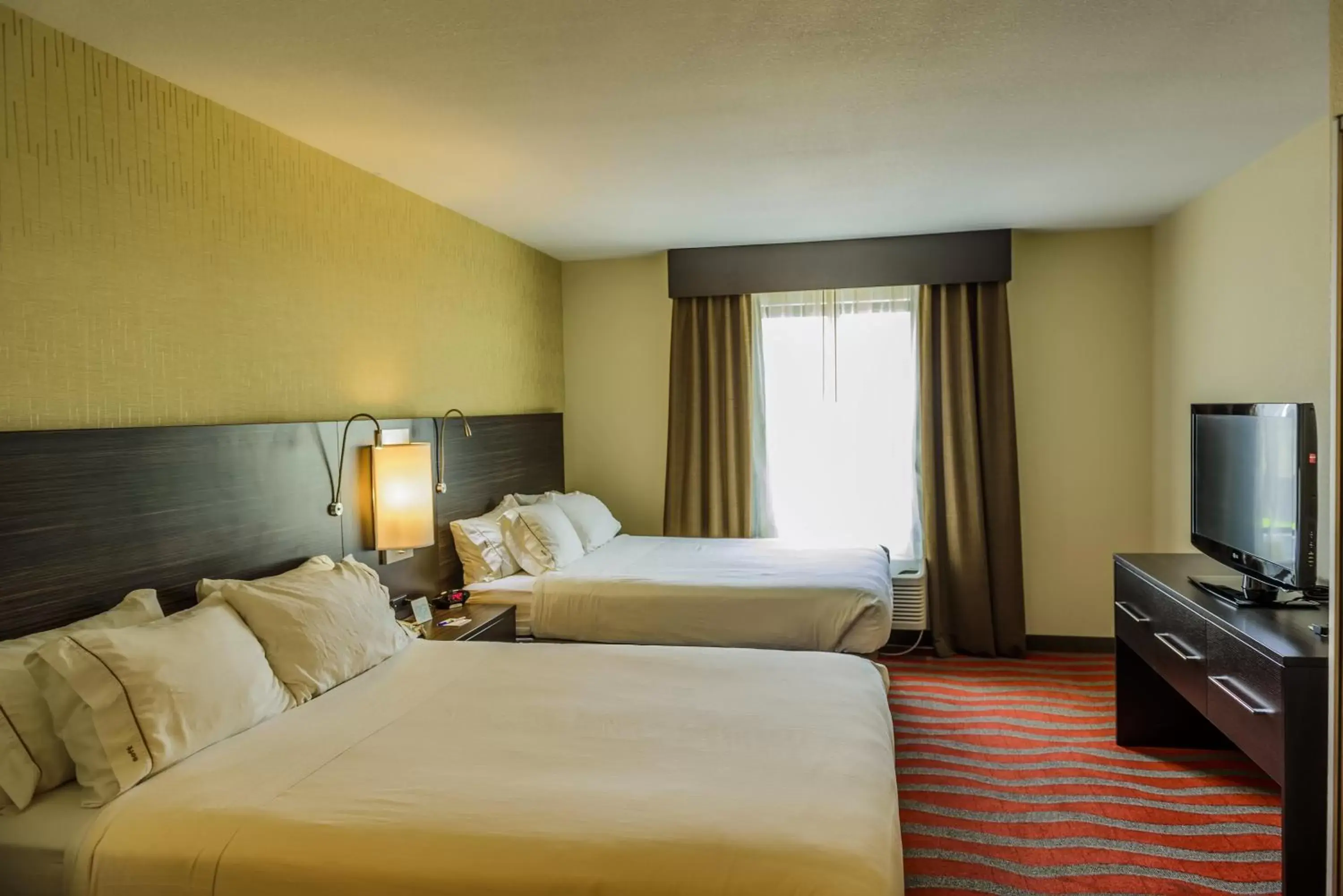 Double Suite with Two Double Beds and Microwave/Minifridge in Holiday Inn Express and Suites - Bradford by IHG Double Suite with Two Double Beds and Microwave/Minifridge in Holiday Inn Express and Suites - Bradford by IHG