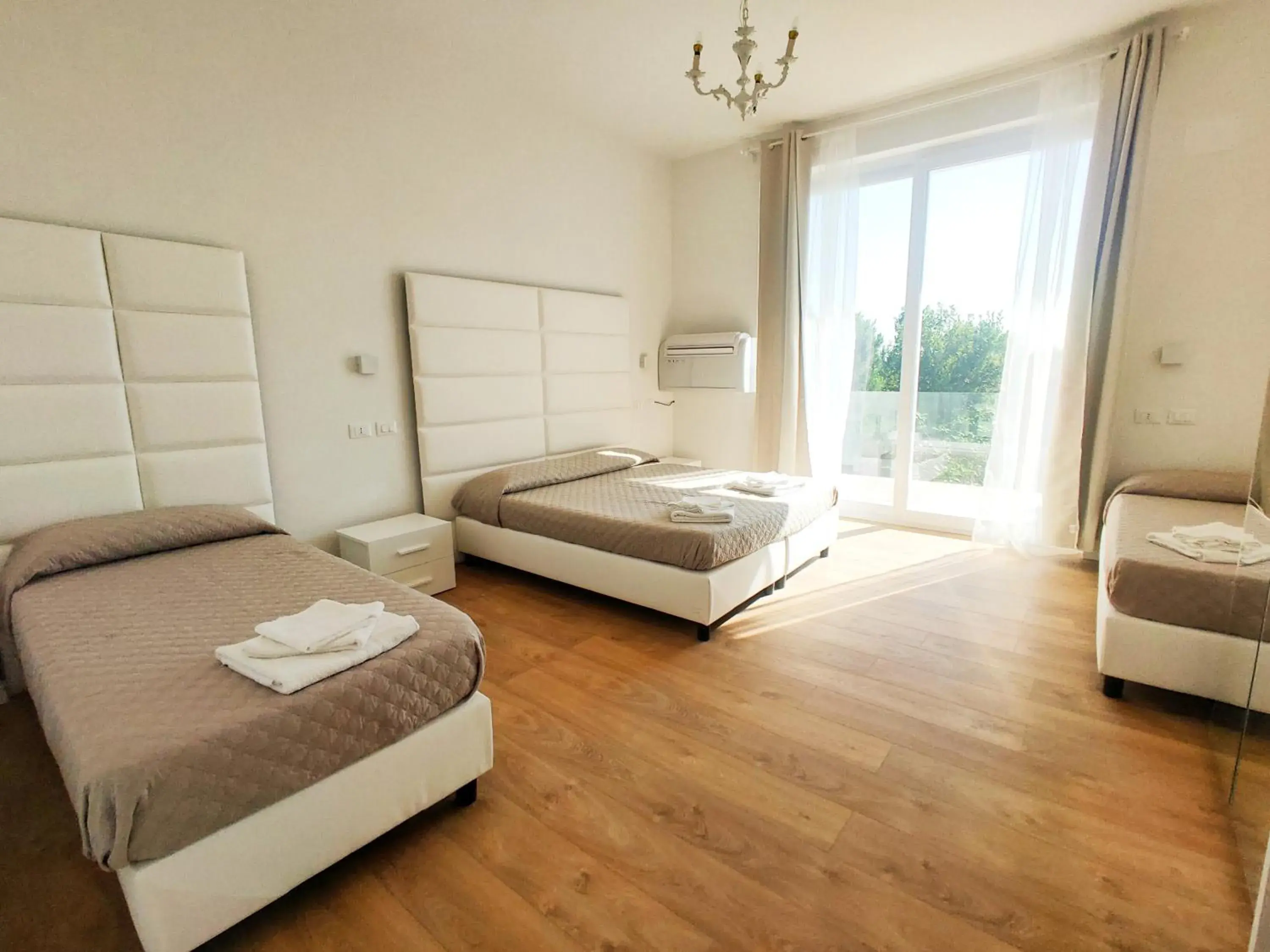 Quadruple Room with Sea View in Hotel Artemide Mare Quadruple Room with Sea View in Hotel Artemide Mare