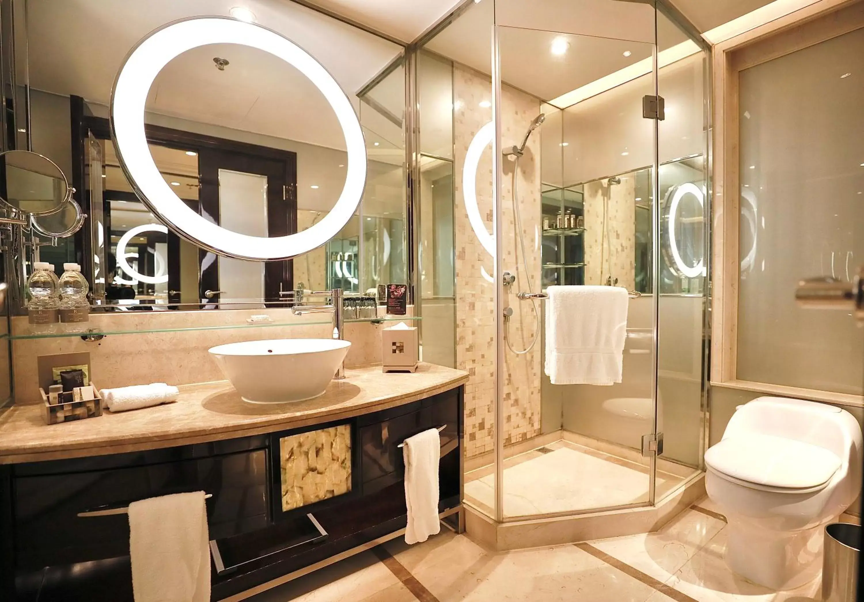 Club Room, Club lounge access, Guest room, 1 King in Renaissance Shanghai Pudong Hotel Club Room, Club lounge access, Guest room, 1 King in Renaissance Shanghai Pudong Hotel