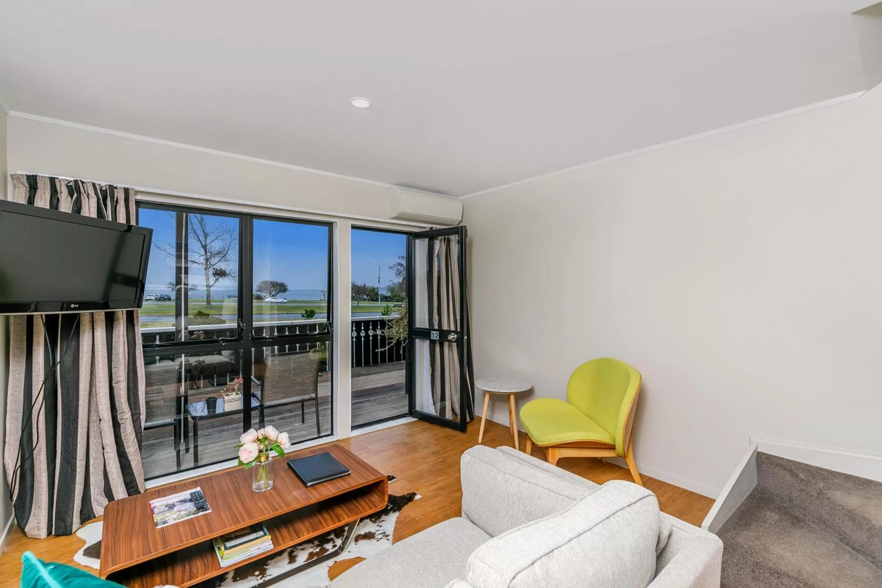 Premier One-Bedroom Lakeview Apartment with Spa Bath in Le Chalet Suisse Motel Taupo Premier One-Bedroom Lakeview Apartment with Spa Bath in Le Chalet Suisse Motel Taupo