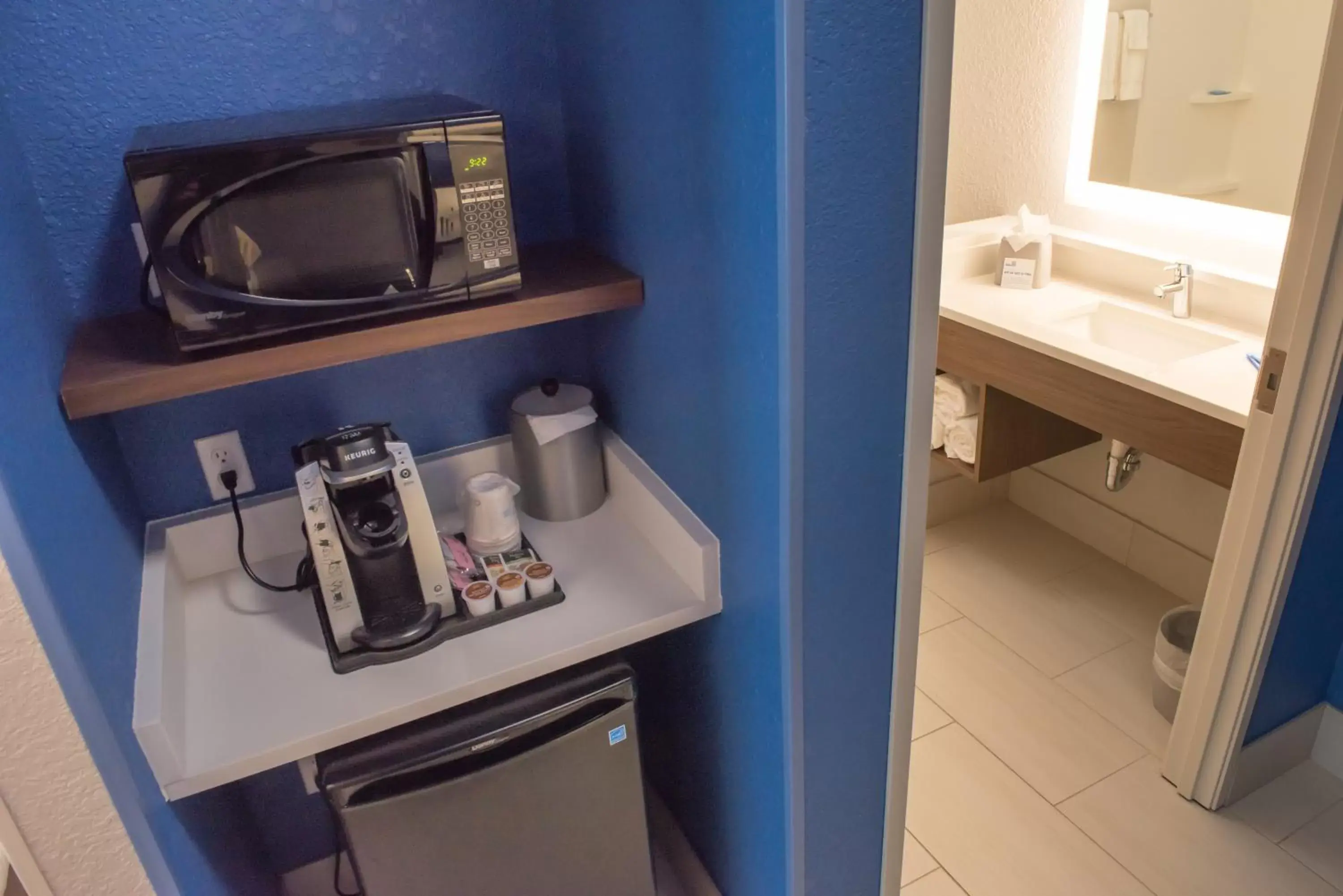 King Room - Hearing Accessible - Non-Smoking in Holiday Inn Express & Suites - Warsaw - E Center, an IHG Hotel King Room - Hearing Accessible - Non-Smoking in Holiday Inn Express & Suites - Warsaw - E Center, an IHG Hotel