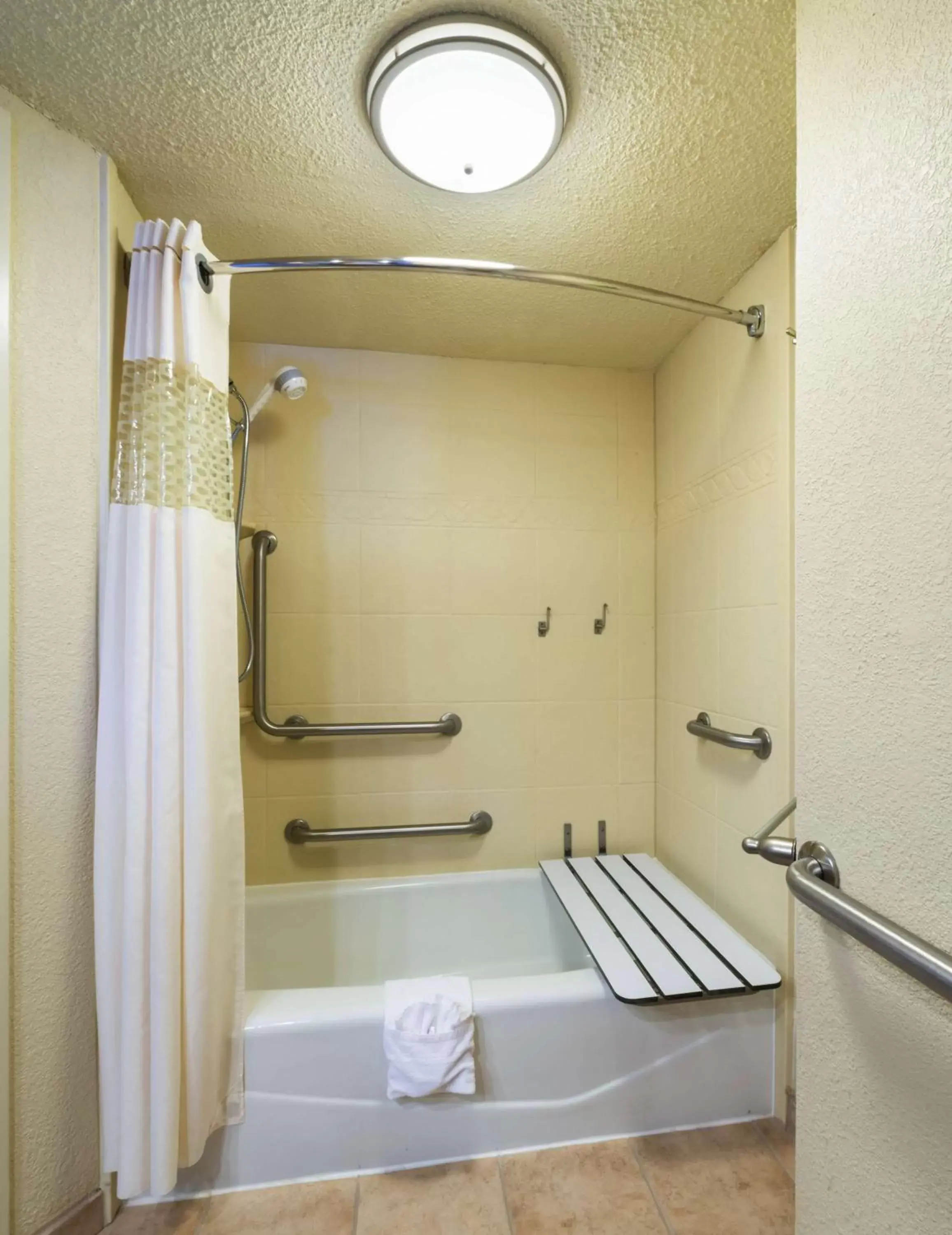 Double Room with Bath Tub - Disability Access/Non-Smoking in Hampton Inn I-10 & College Drive Double Room with Bath Tub - Disability Access/Non-Smoking in Hampton Inn I-10 & College Drive