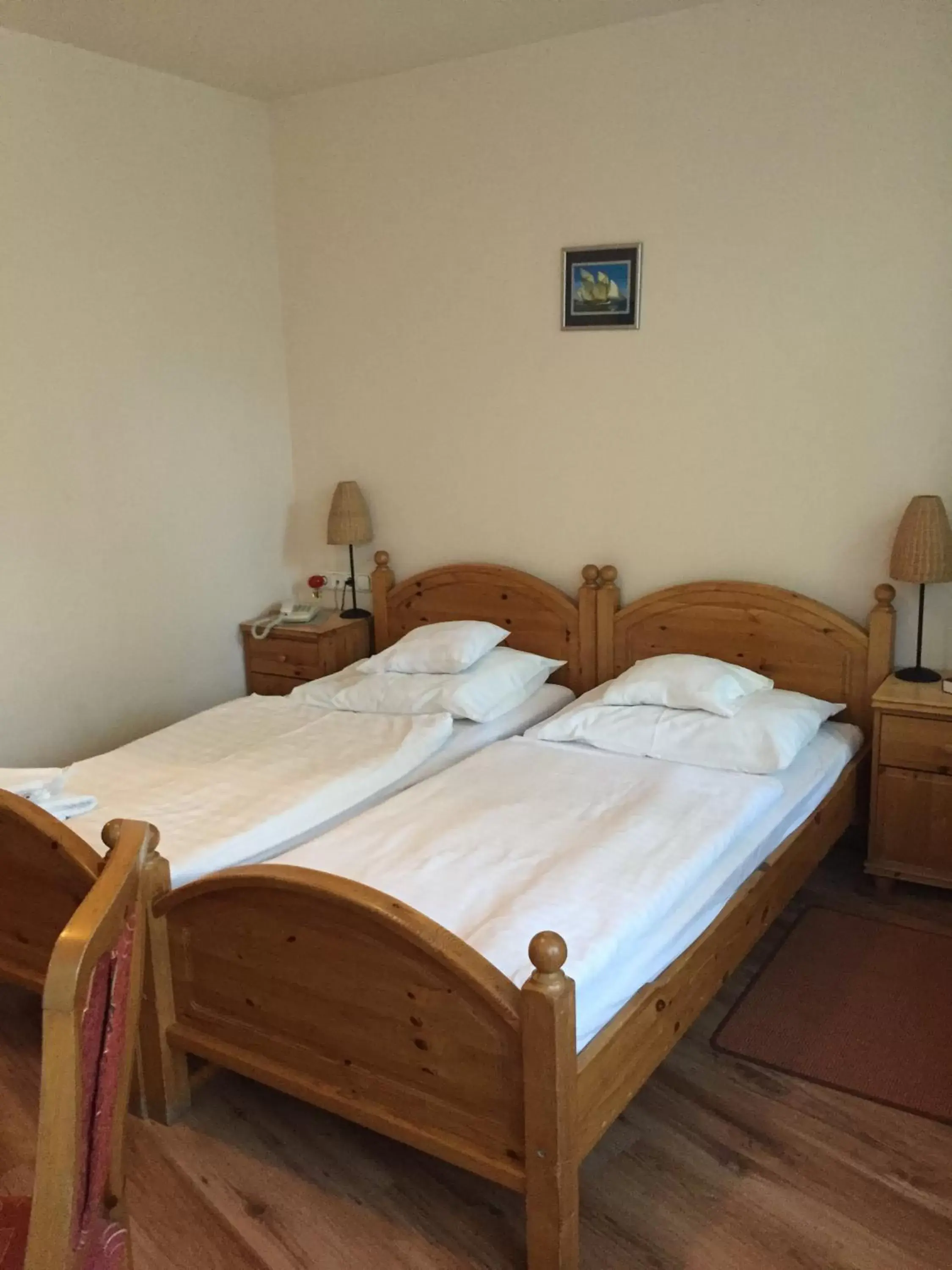 Double or Twin Room with Balcony in Arany Szarvas Fogadó és Captain Drakes Pub Double or Twin Room with Balcony in Arany Szarvas Fogadó és Captain Drakes Pub