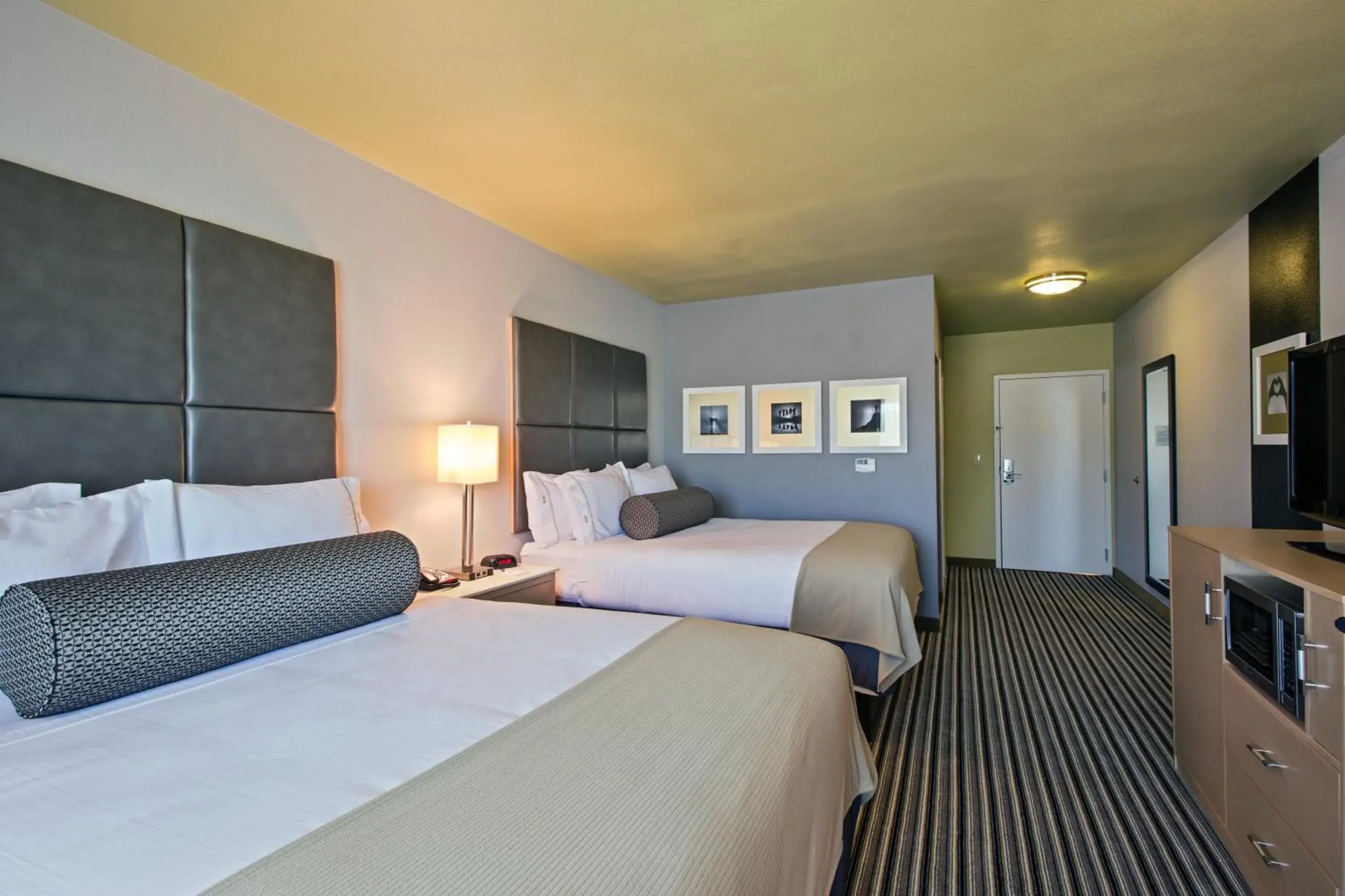 Standard Queen Room with Two Queen Beds in Holiday Inn Express & Suites Carlisle - Harrisburg Area by IHG Standard Queen Room with Two Queen Beds in Holiday Inn Express & Suites Carlisle - Harrisburg Area by IHG