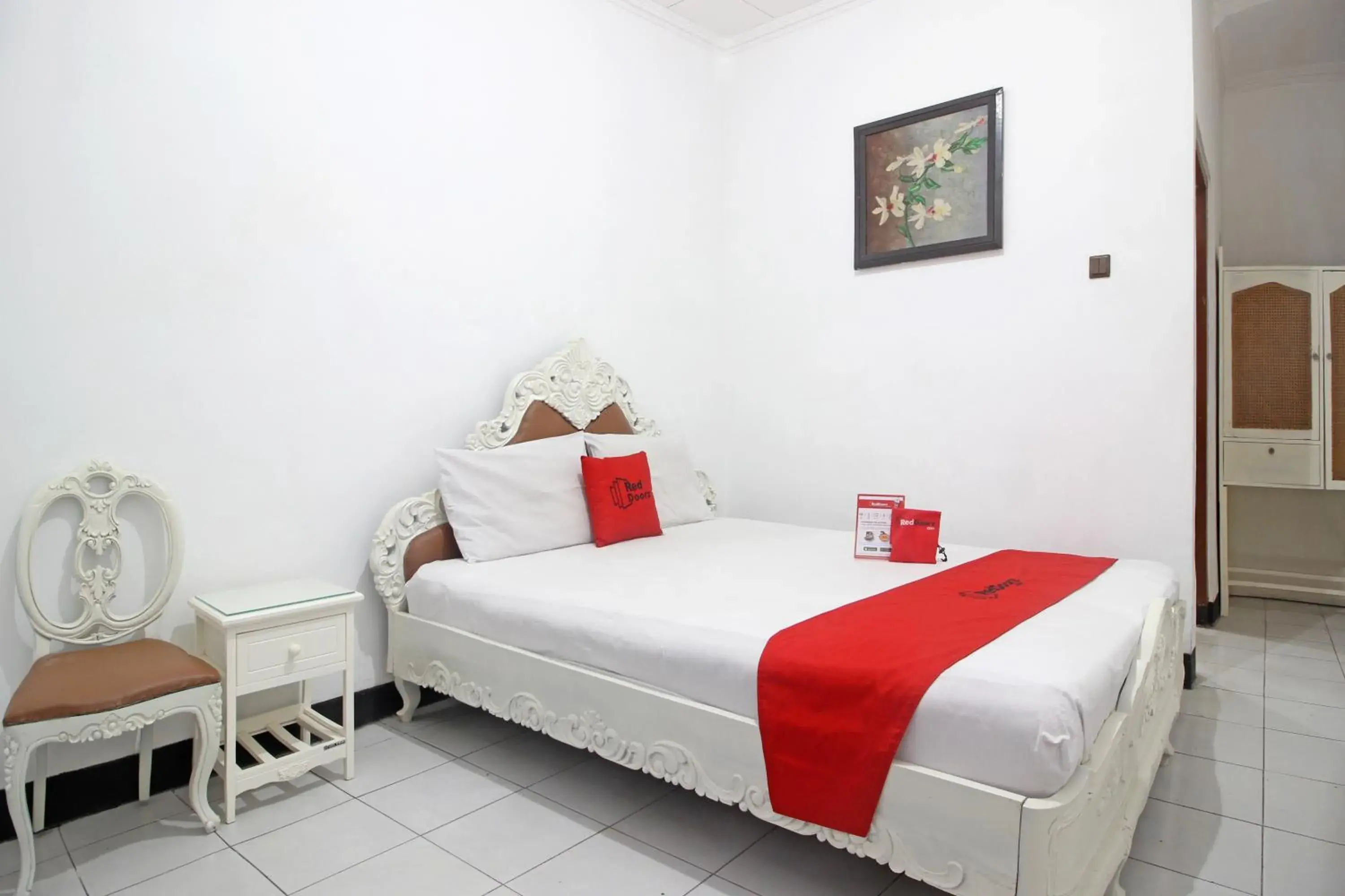 Deluxe Room in RedDoorz Plus @ Taman Siswa 3 Deluxe Room in RedDoorz Plus @ Taman Siswa 3
