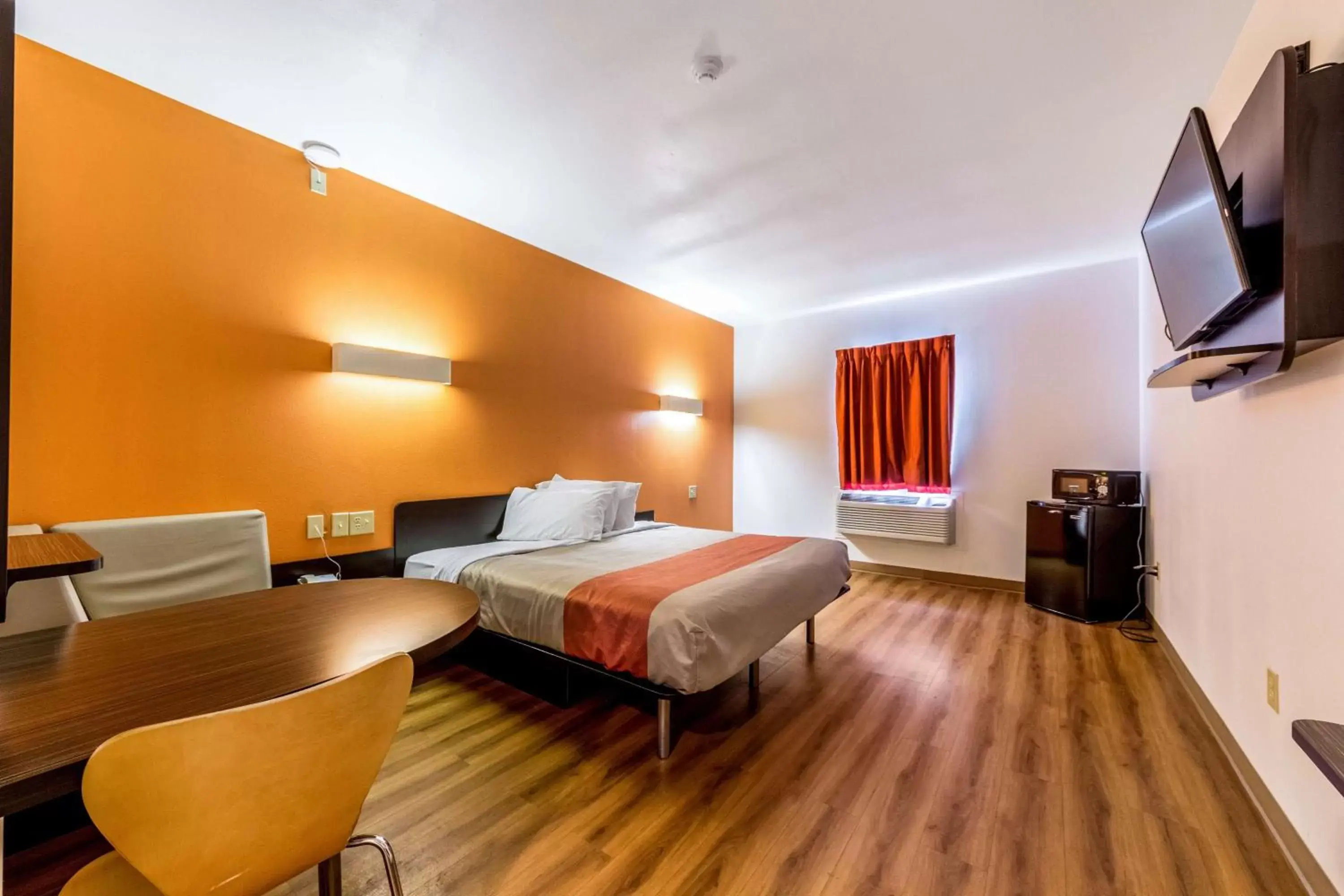 King Room - Non-Smoking in Motel 6-Jourdanton, TX King Room - Non-Smoking in Motel 6-Jourdanton, TX