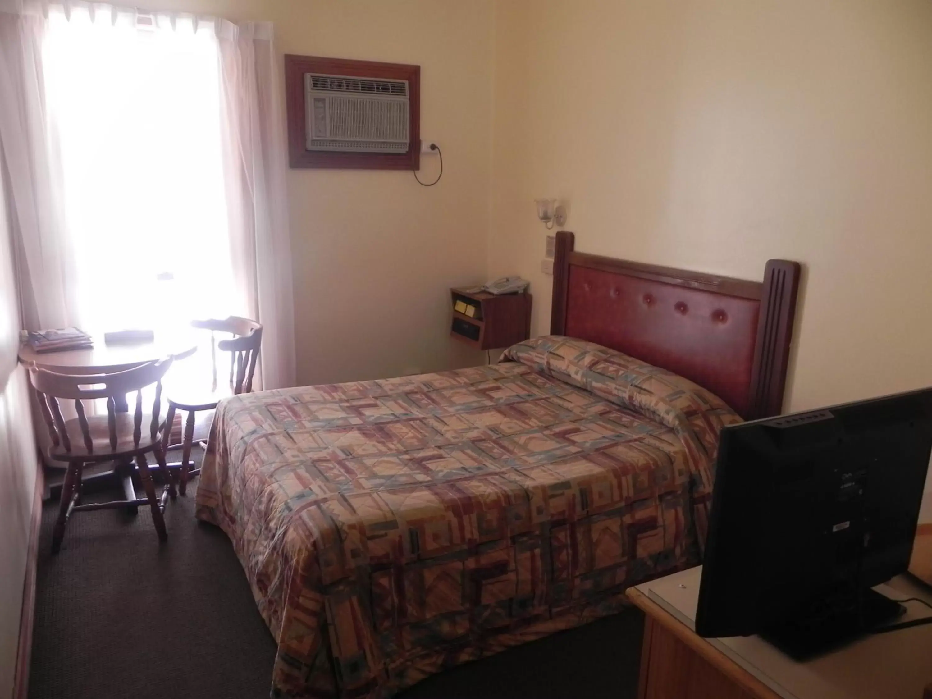 Budget Double Room in St Georges Motor Inn Budget Double Room in St Georges Motor Inn