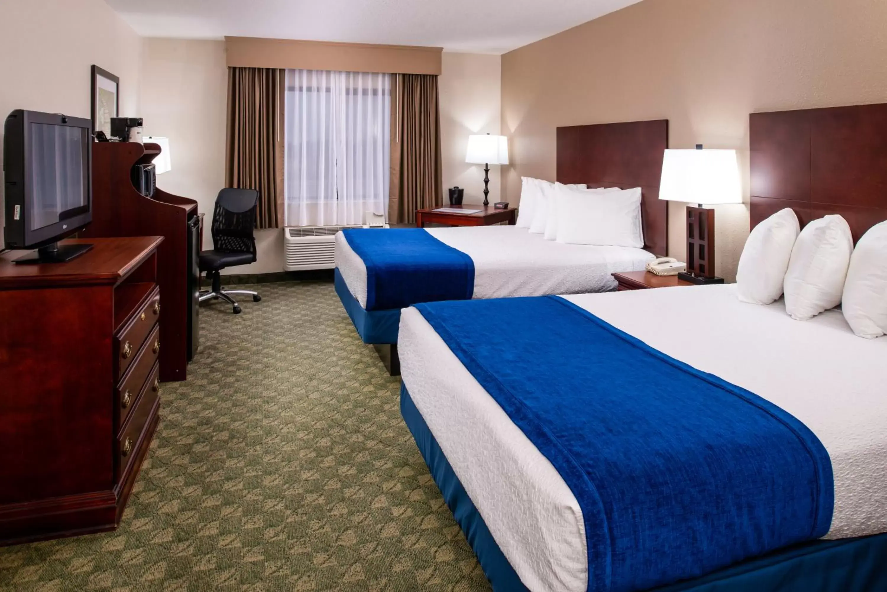 Queen Room with Two Queen Beds and Adjoining Rooms - Bath Tub/Non-Smoking in Best Western Big Spring Lodge Queen Room with Two Queen Beds and Adjoining Rooms - Bath Tub/Non-Smoking in Best Western Big Spring Lodge