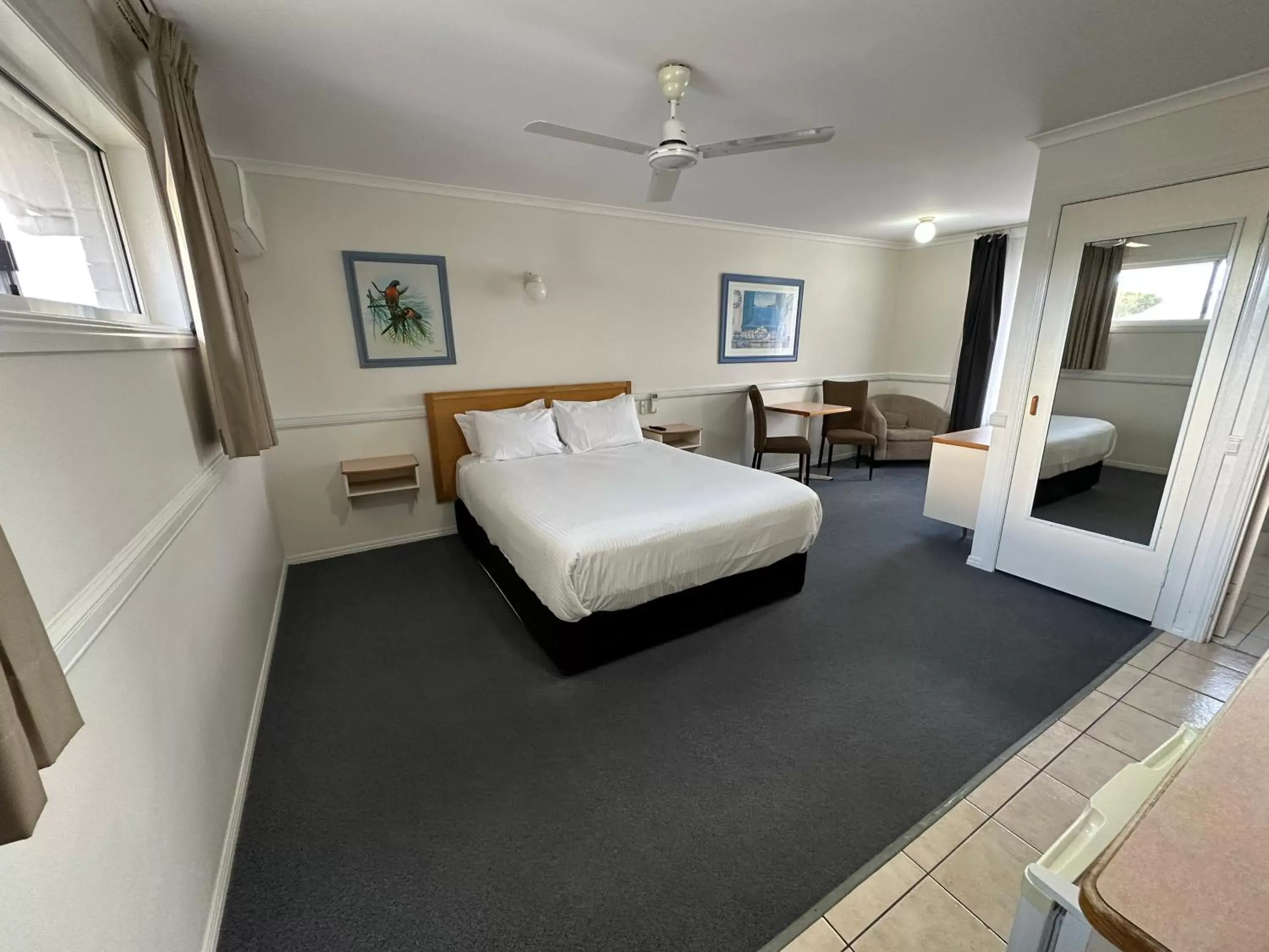 Executive Queen Room in Best Western Ambassador Motor Lodge Executive Queen Room in Best Western Ambassador Motor Lodge