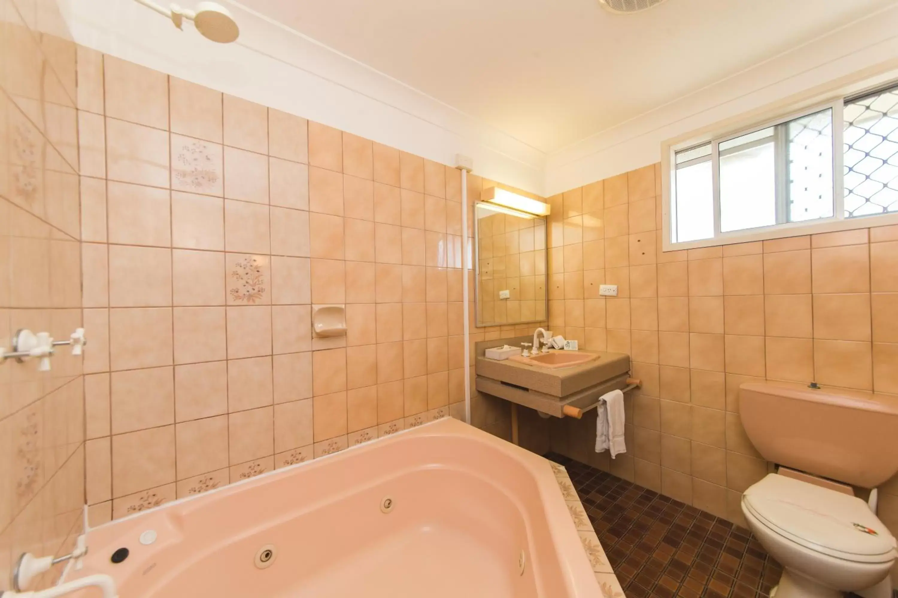 Queen Room with Spa Bath in Hampton Villa Motel Queen Room with Spa Bath in Hampton Villa Motel