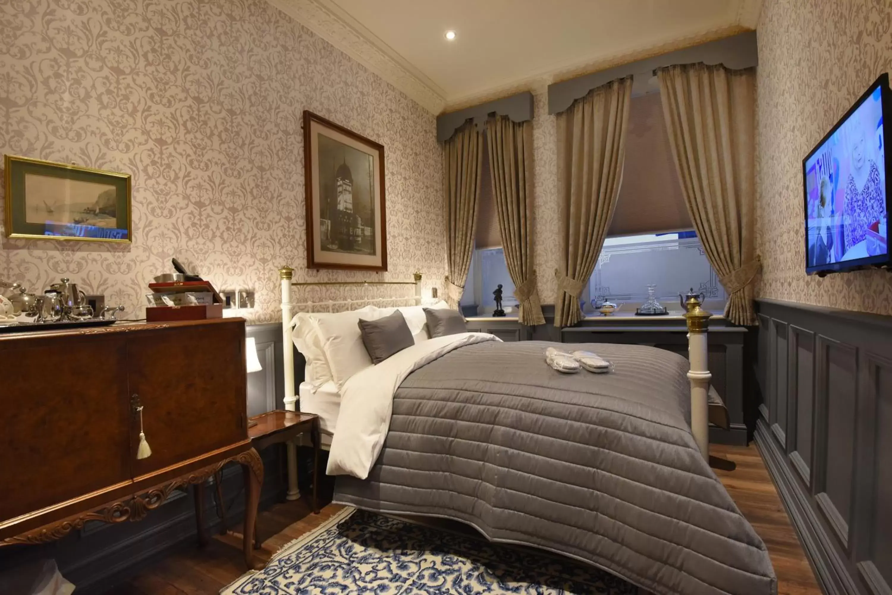 Deluxe Double Room in The Aston Tavern Deluxe Double Room in The Aston Tavern