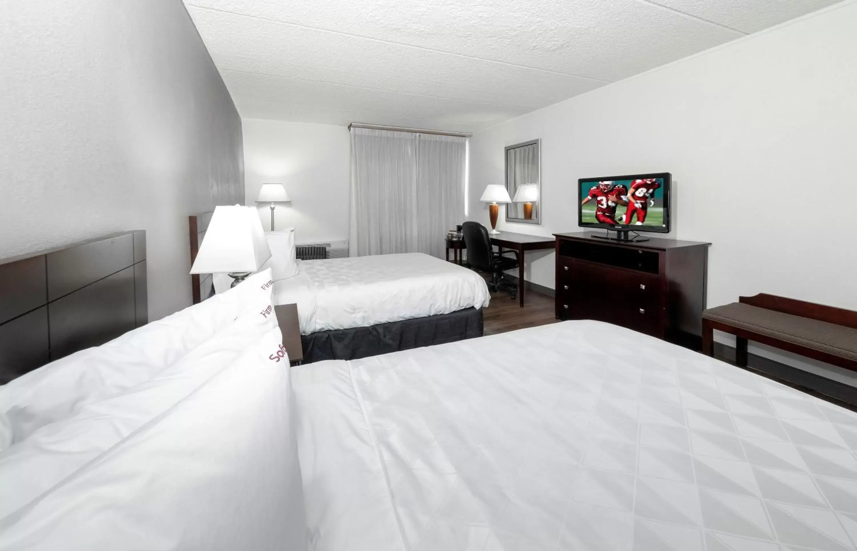 Premium Double Room with Two Double Beds - Disability Access/Smoke Free in Red Roof PLUS Newark Liberty Airport - Carteret Premium Double Room with Two Double Beds - Disability Access/Smoke Free in Red Roof PLUS Newark Liberty Airport - Carteret