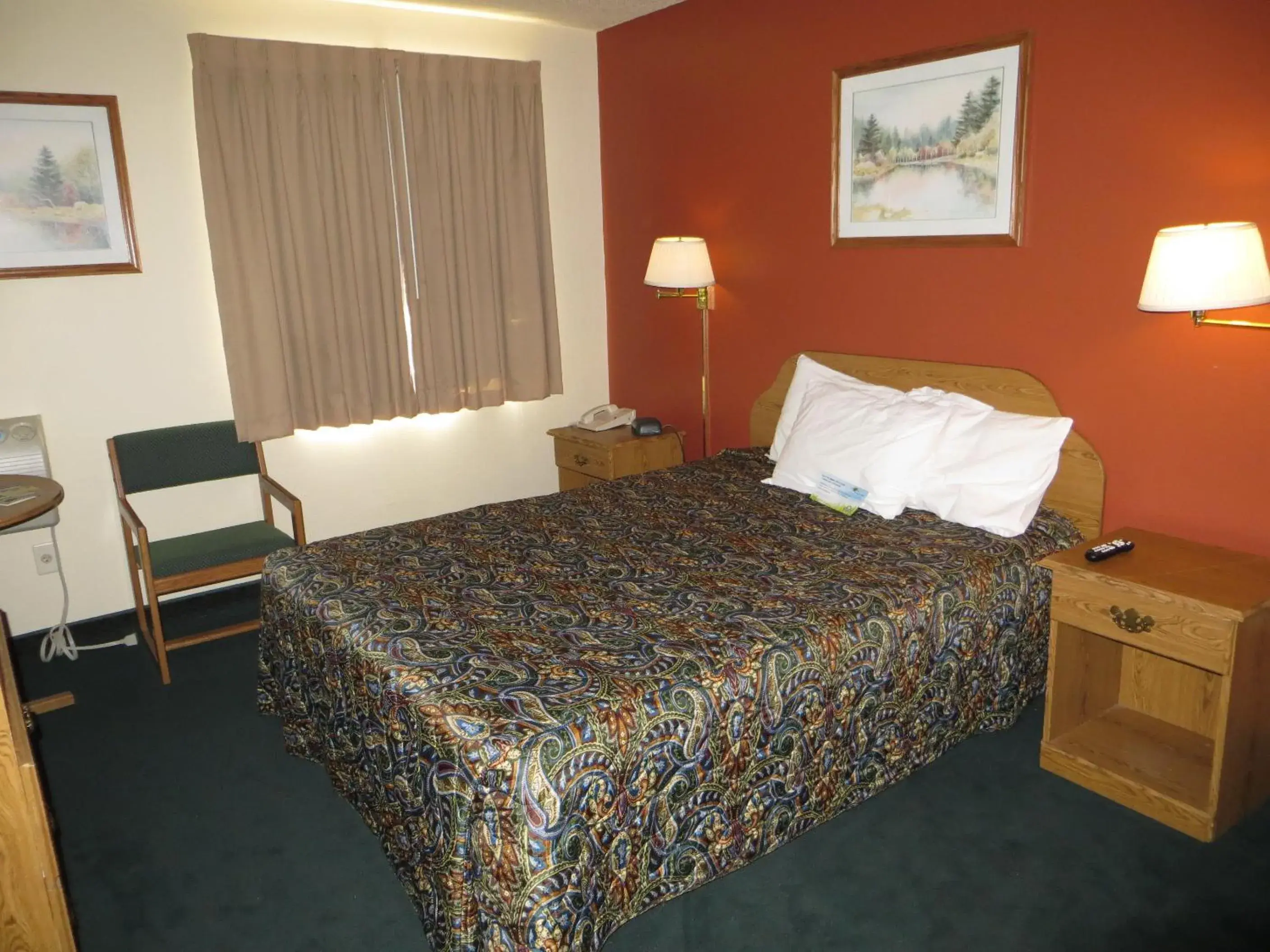 Queen Room - Disability Access - Non-Smoking in Days Inn by Wyndham Custer Queen Room - Disability Access - Non-Smoking in Days Inn by Wyndham Custer