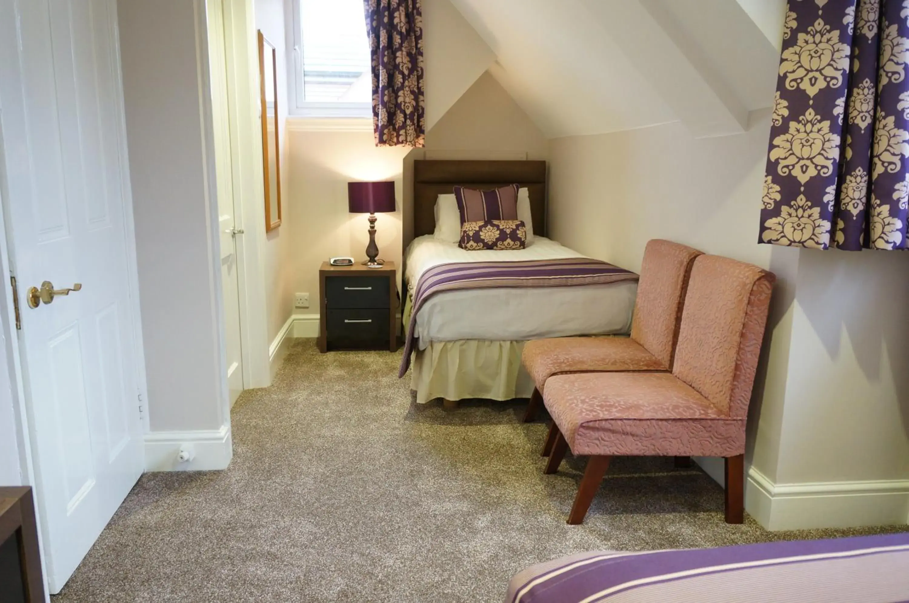 Standard Twin Room in The Lawn Guest House Gatwick Standard Twin Room in The Lawn Guest House Gatwick