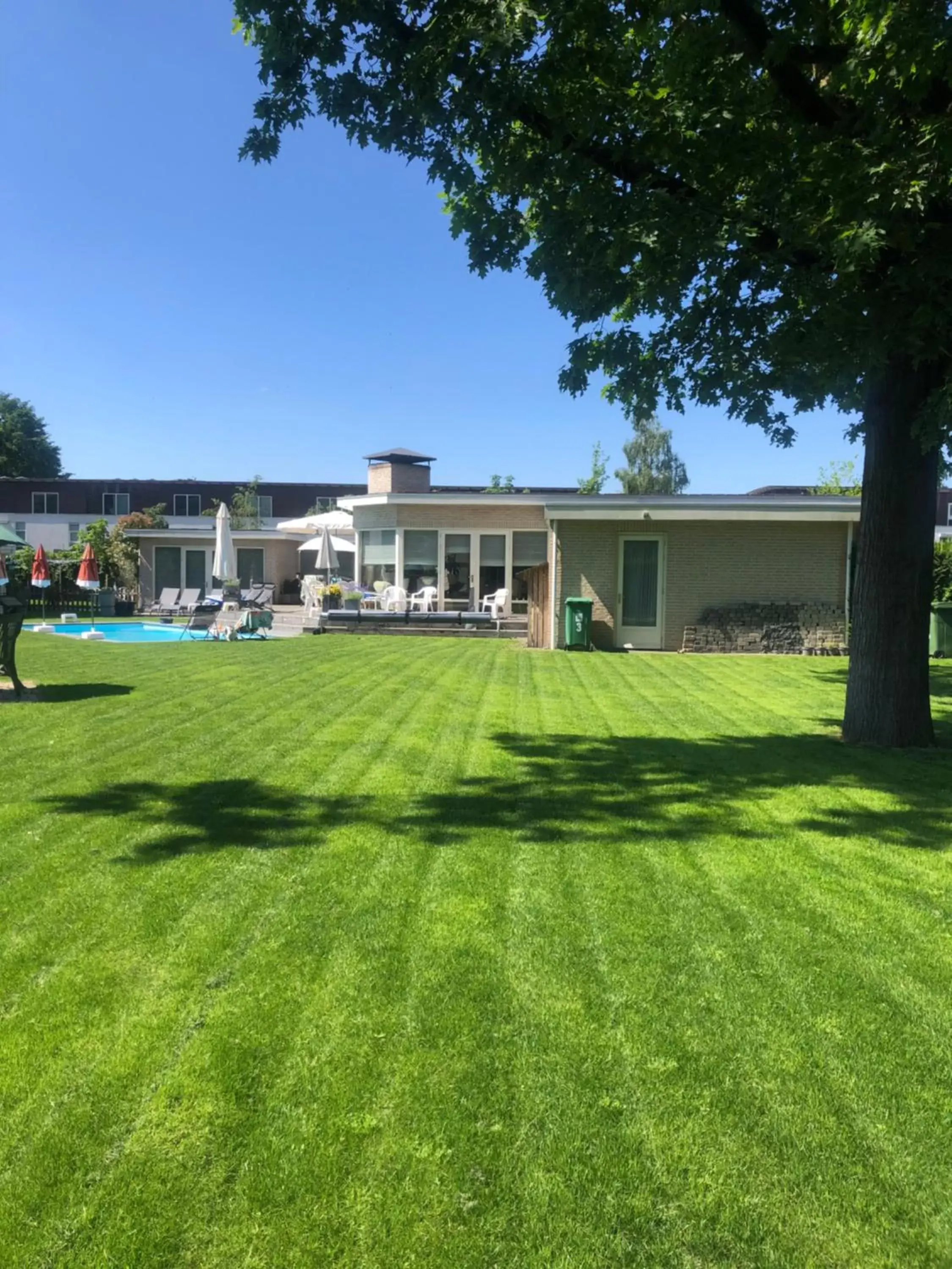 Swimming pool, Property Building in B&B Maison Saint Tropez Eindhoven Swimming pool, Property Building in B&B Maison Saint Tropez Eindhoven