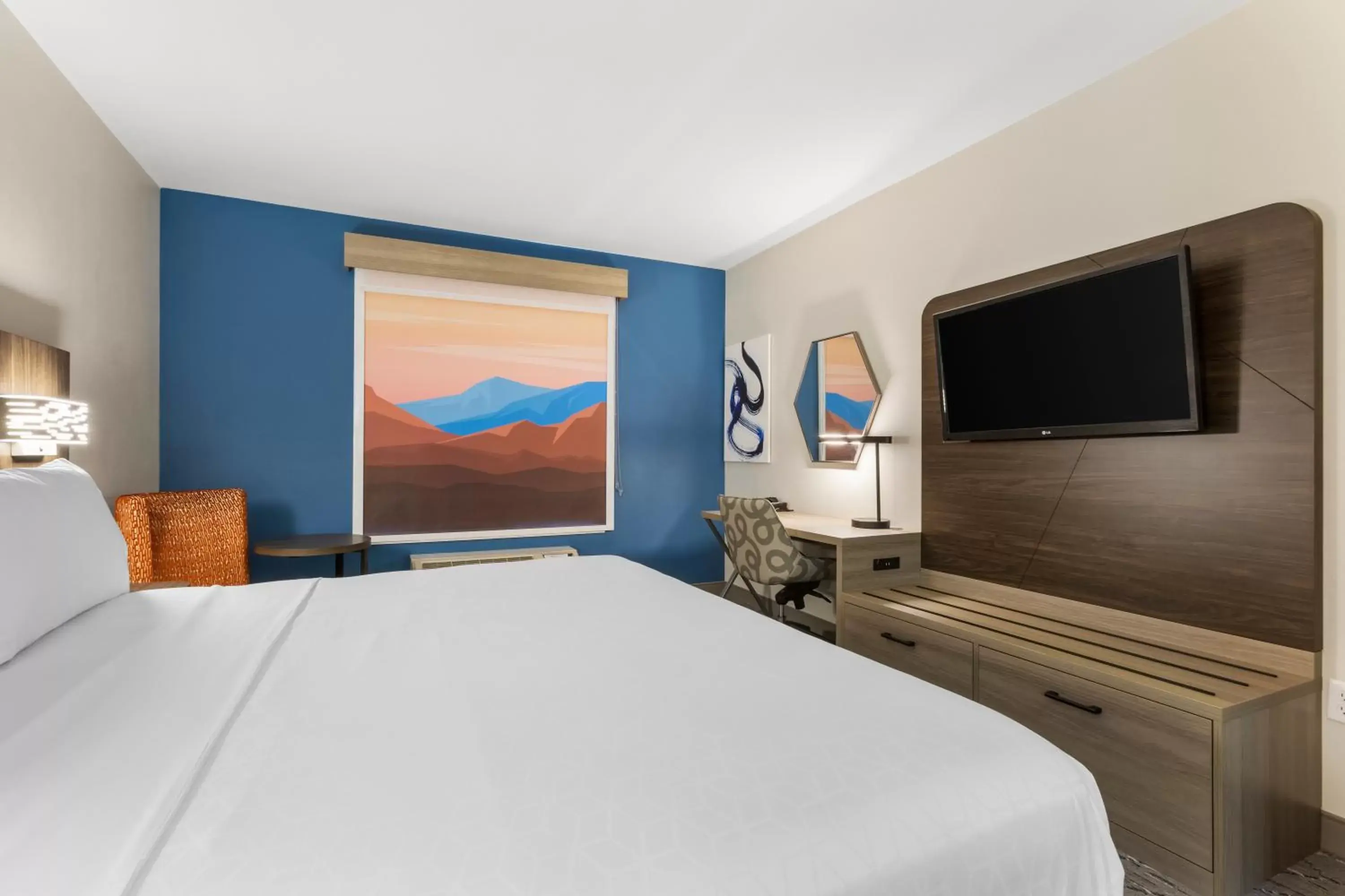 Standard King Room with Mobility Accessible Roll-In Shower in Holiday Inn Express Belgrade-Bozeman Area by IHG Standard King Room with Mobility Accessible Roll-In Shower in Holiday Inn Express Belgrade-Bozeman Area by IHG