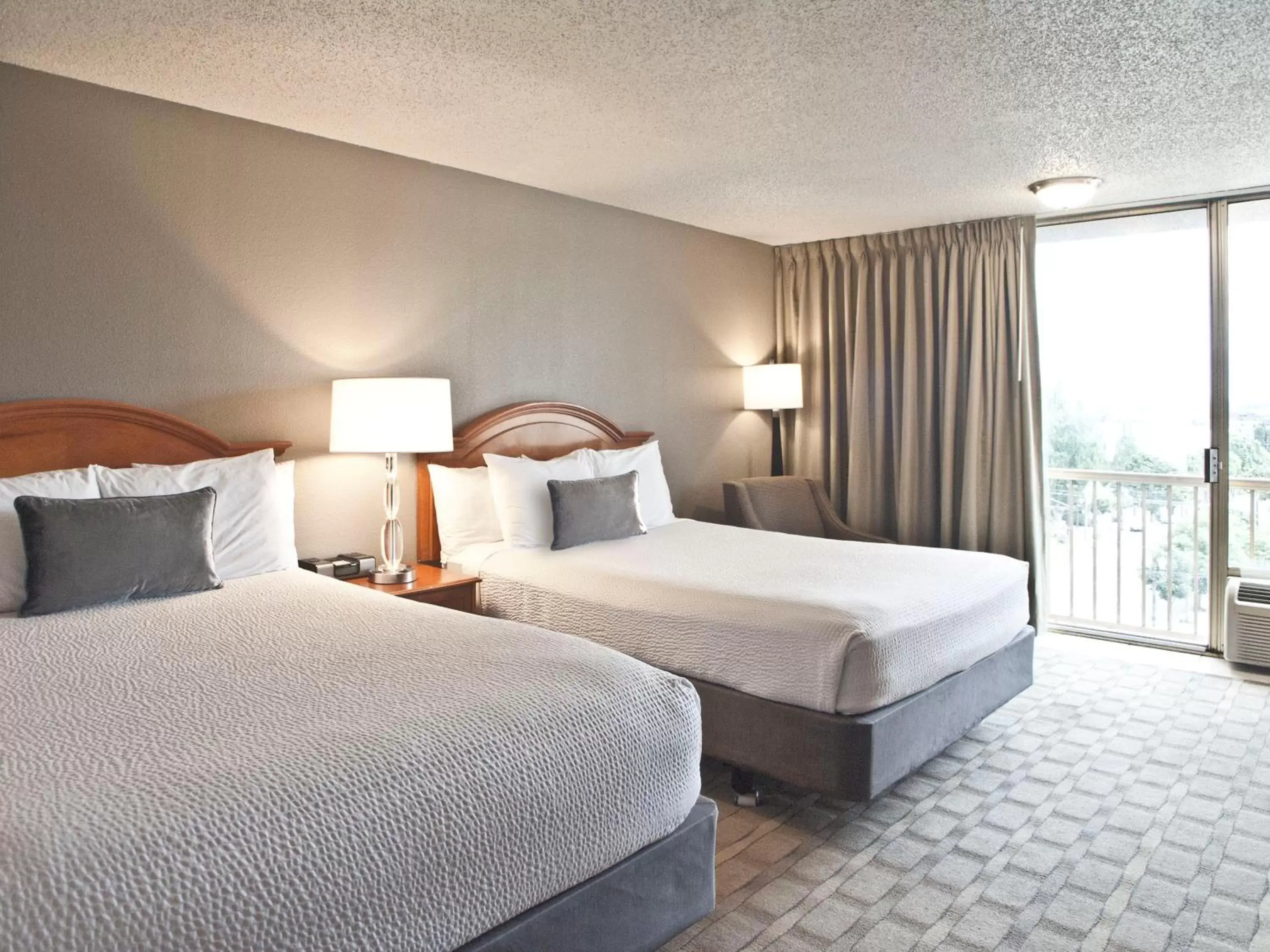 Deluxe Queen Room with Two Queen Beds in Inn at the Convention Center Deluxe Queen Room with Two Queen Beds in Inn at the Convention Center