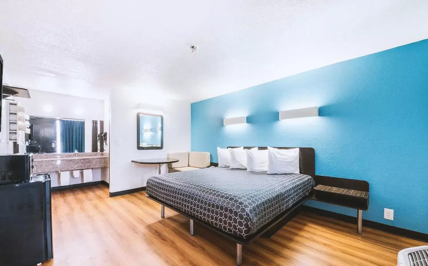 Deluxe King Suite in Sky Palace Inn & Suites By Jasper Beeville Deluxe King Suite in Sky Palace Inn & Suites By Jasper Beeville