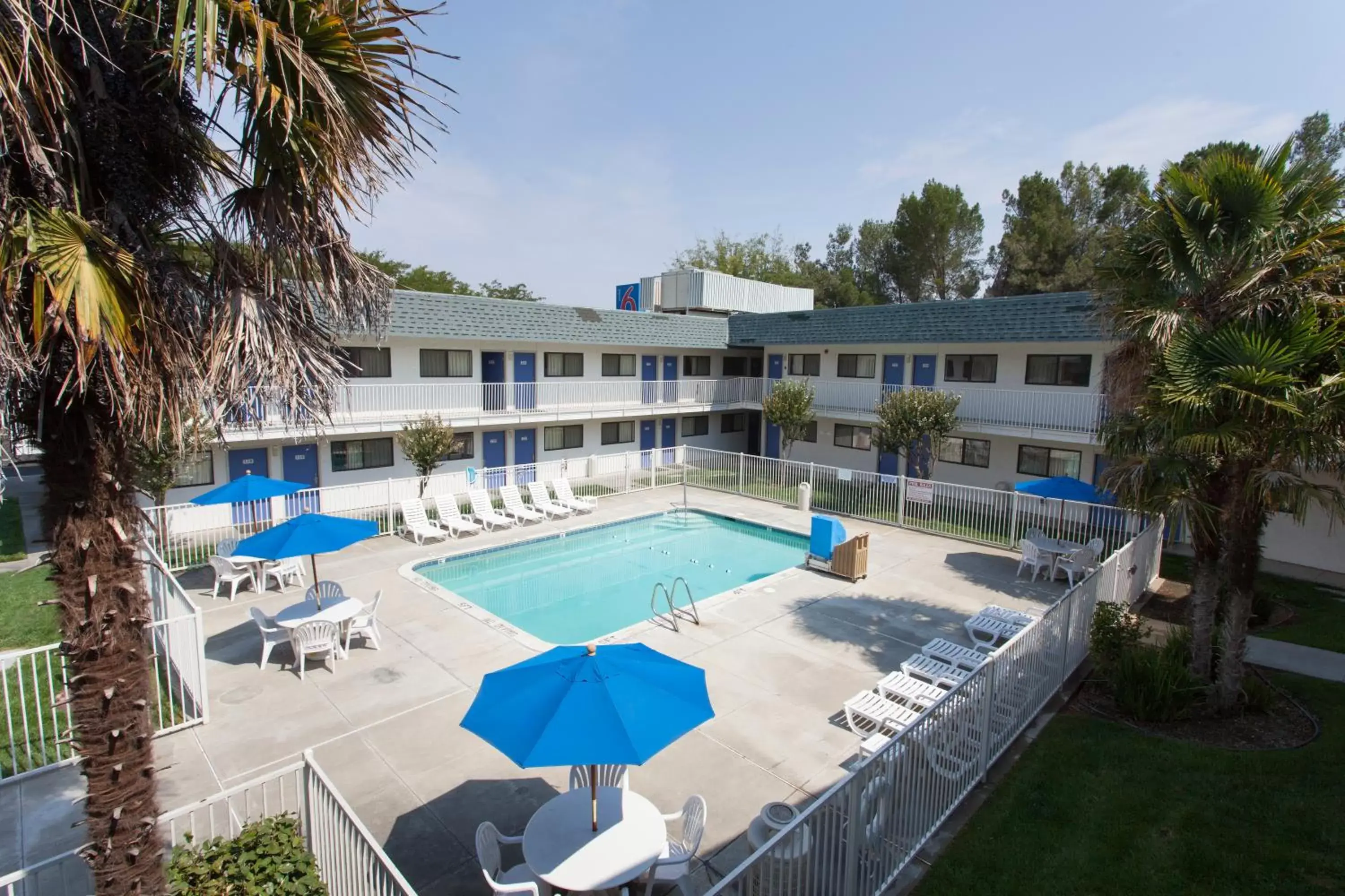 Facade/entrance, Pool View in Motel 6 Davis-Near UC Davis Facade/entrance, Pool View in Motel 6 Davis-Near UC Davis