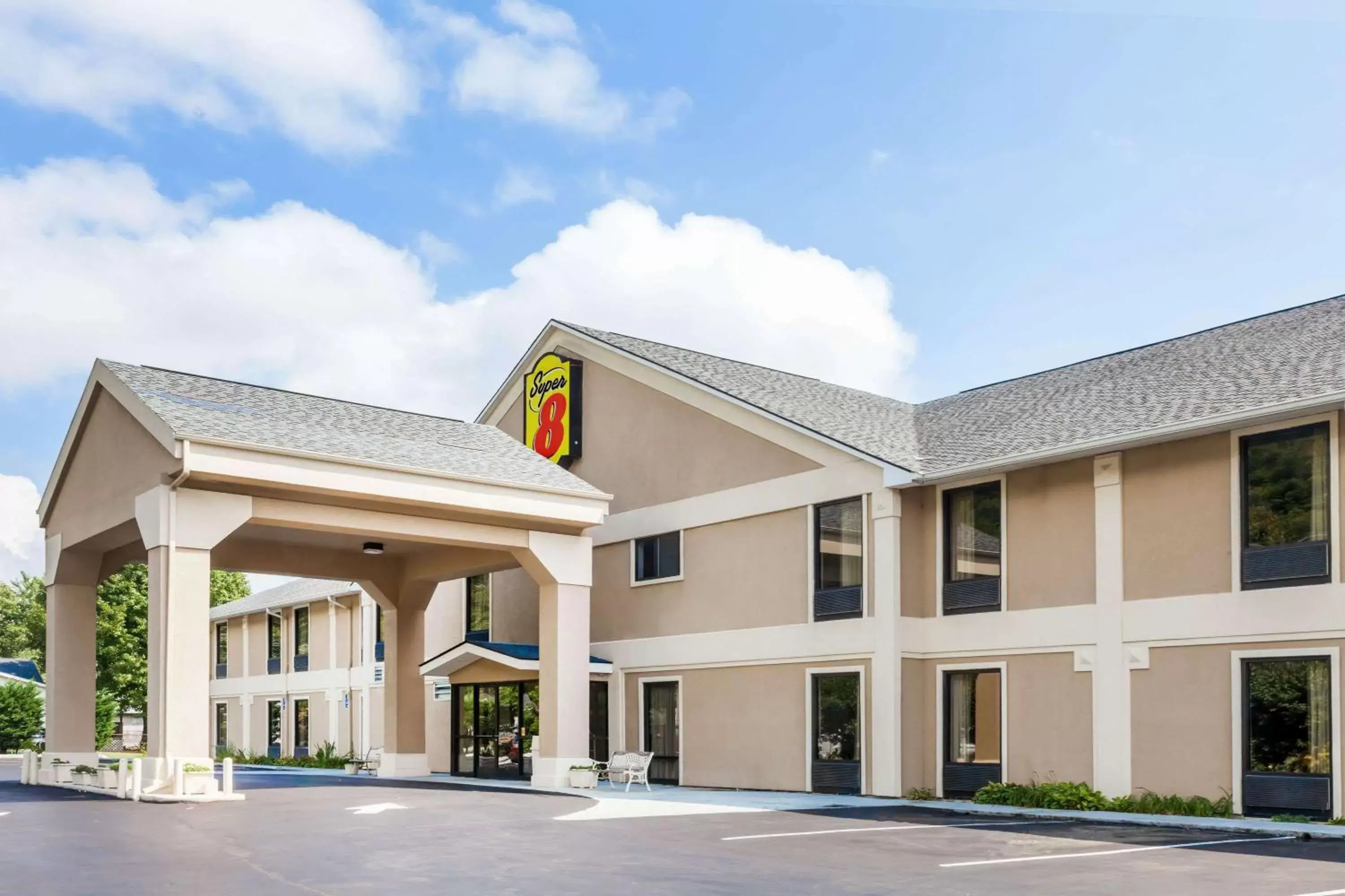 Super 8 by Wyndham Erwin, I-26 Exit 37 Super 8 by Wyndham Erwin, I-26 Exit 37