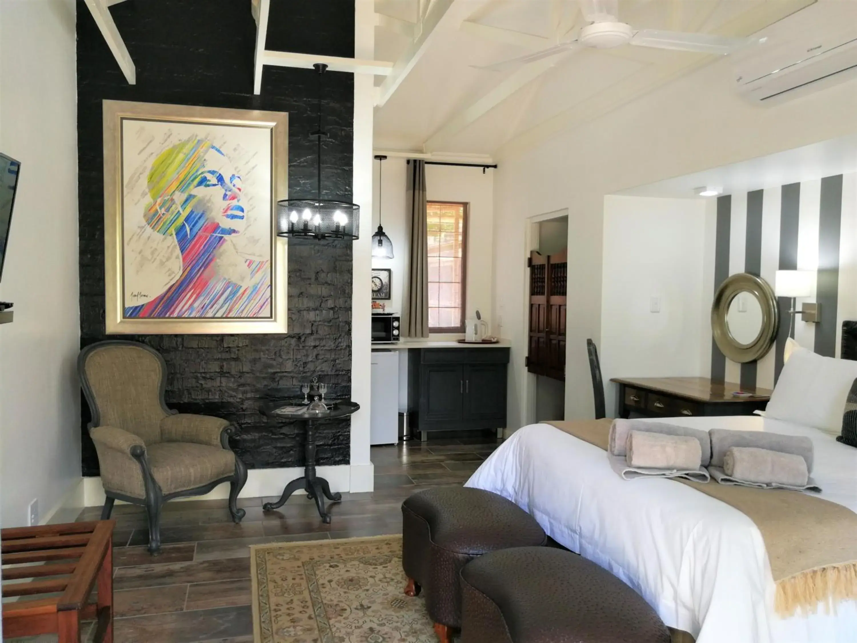 Queen Suite in At 98 on Lynburn Guest House Queen Suite in At 98 on Lynburn Guest House