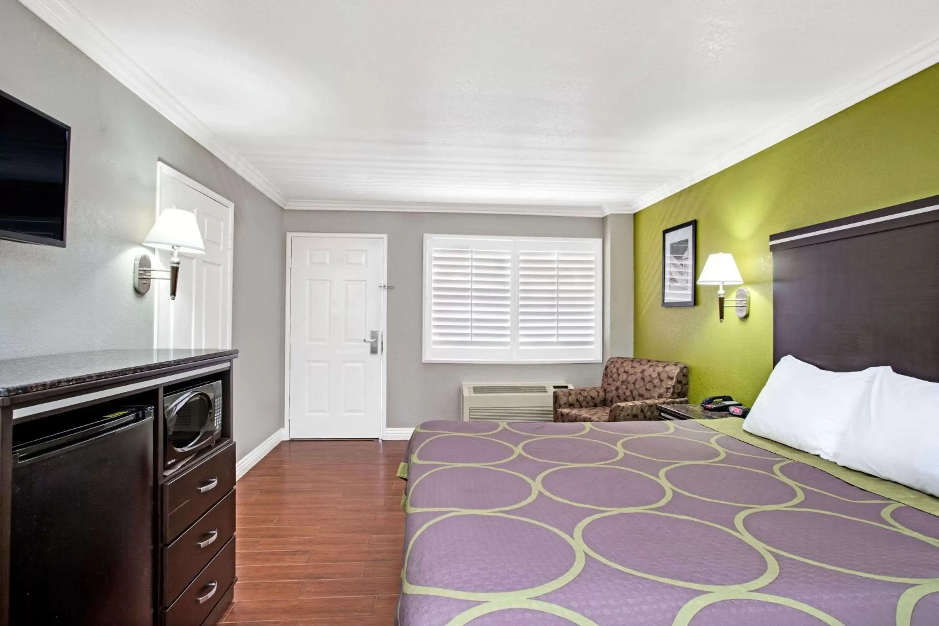 King Room - Mobility Access/Non-Smoking in super 8 inglewood King Room - Mobility Access/Non-Smoking in super 8 inglewood