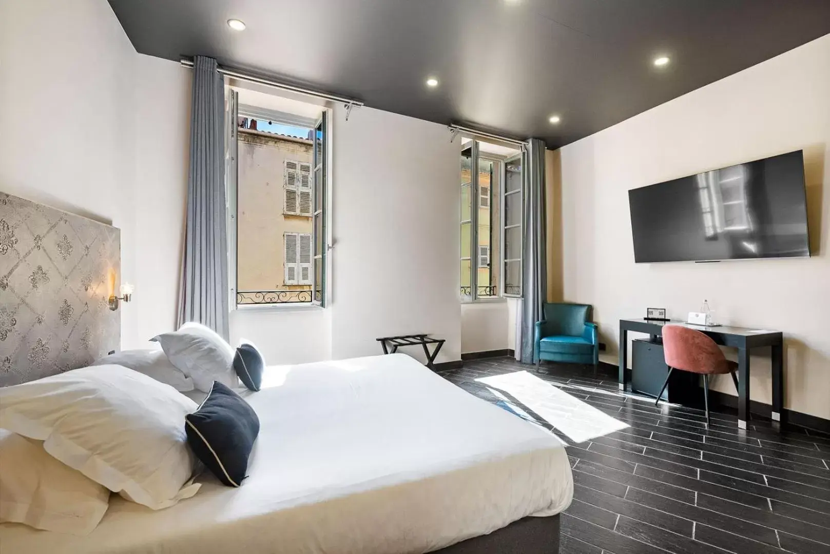 Superior Double Room in Hotel POZZO DI BORGO Superior Double Room in Hotel POZZO DI BORGO