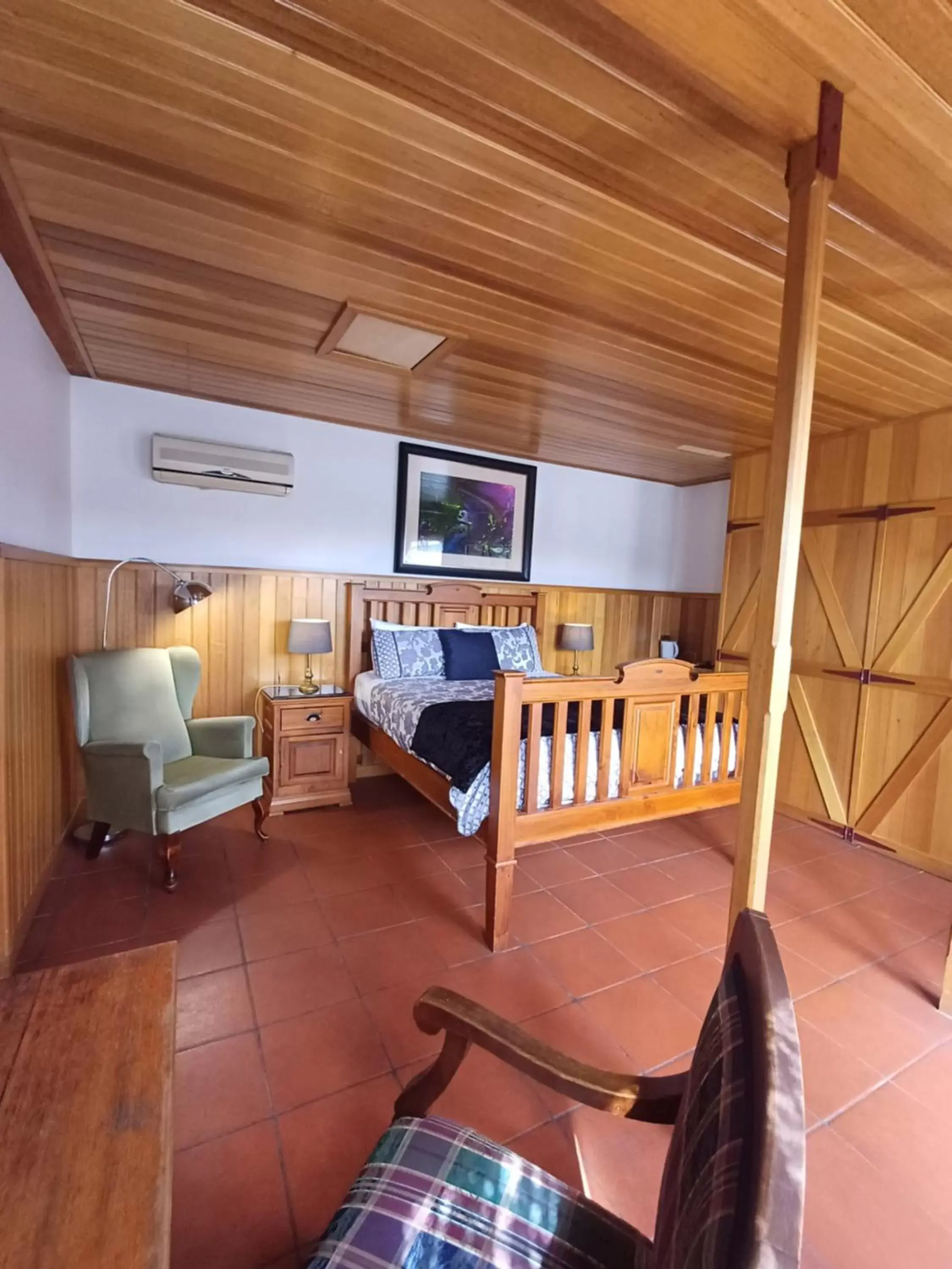 Queen Room in Art Hotel on York Queen Room in Art Hotel on York