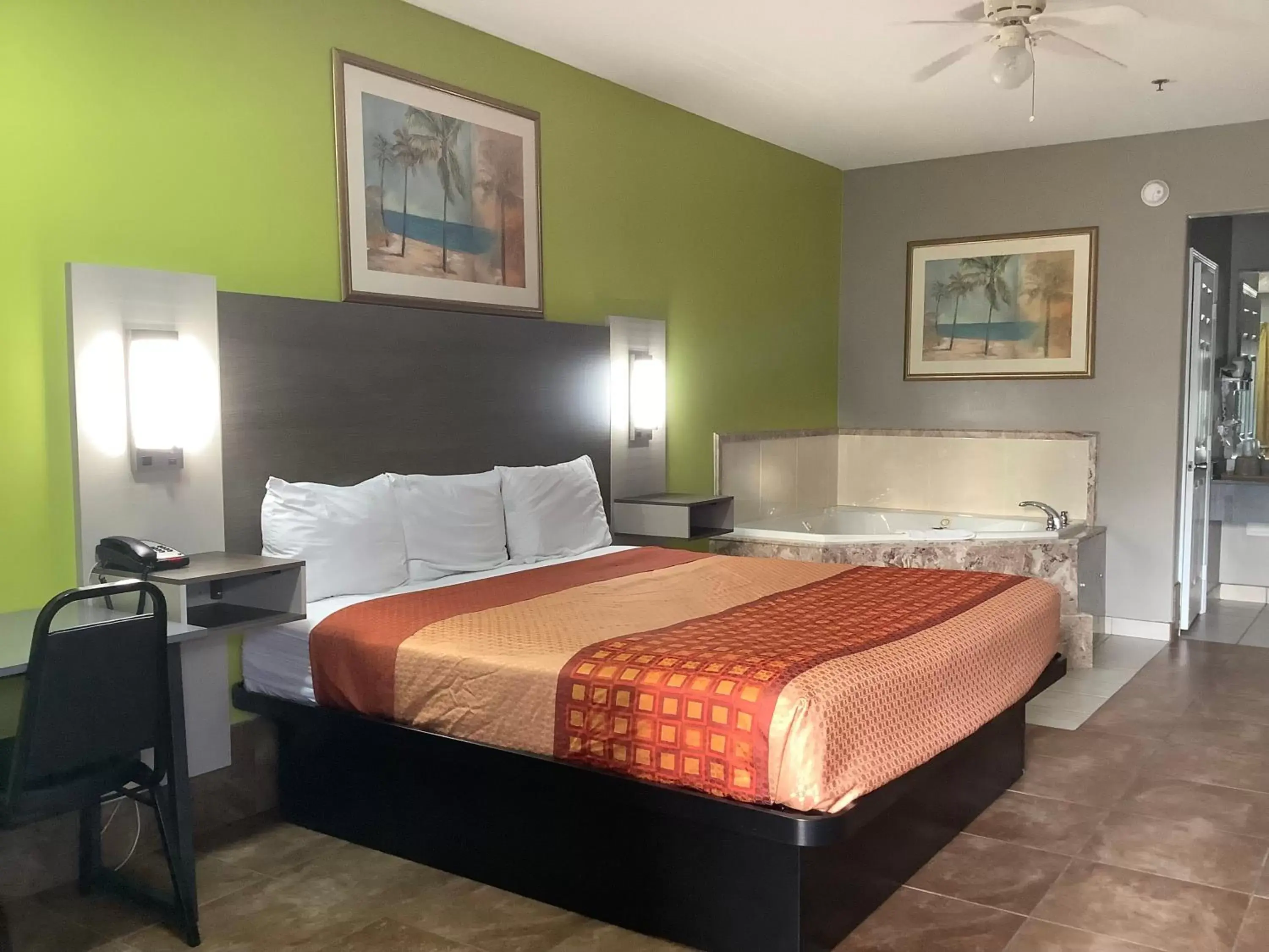 King Suite with Spa Bath - single occupancy - Non-Smoking in Texas Inn - Welasco/Mercedes King Suite with Spa Bath - single occupancy - Non-Smoking in Texas Inn - Welasco/Mercedes