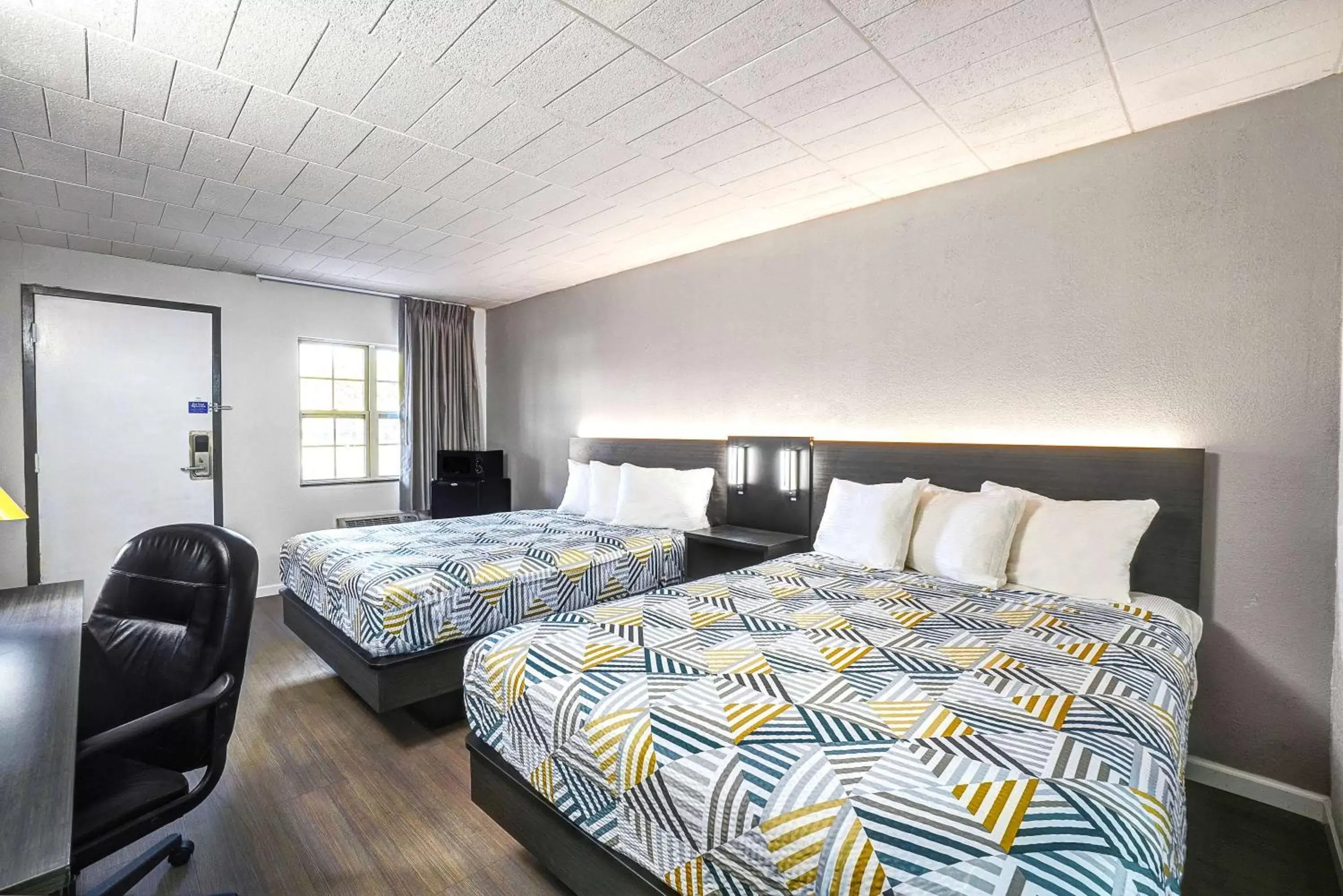 Deluxe Queen Room with Two Queen Beds - Smoking in Motel 6 Carlisle, PA - Cumberland Valley Deluxe Queen Room with Two Queen Beds - Smoking in Motel 6 Carlisle, PA - Cumberland Valley