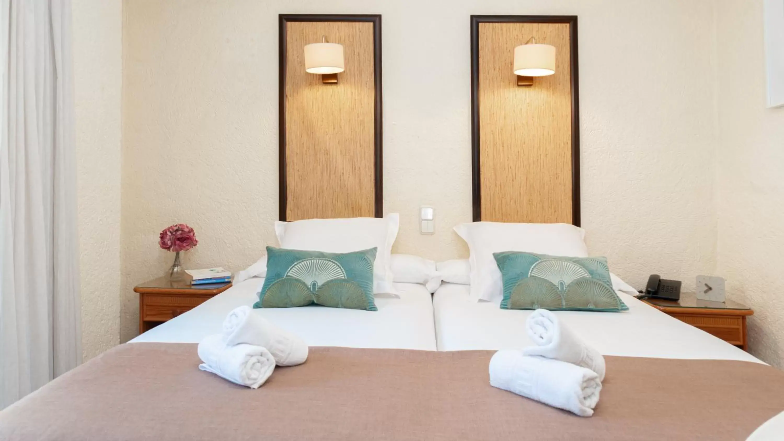 Basic Triple Room in Hotel Eden Mar Basic Triple Room in Hotel Eden Mar