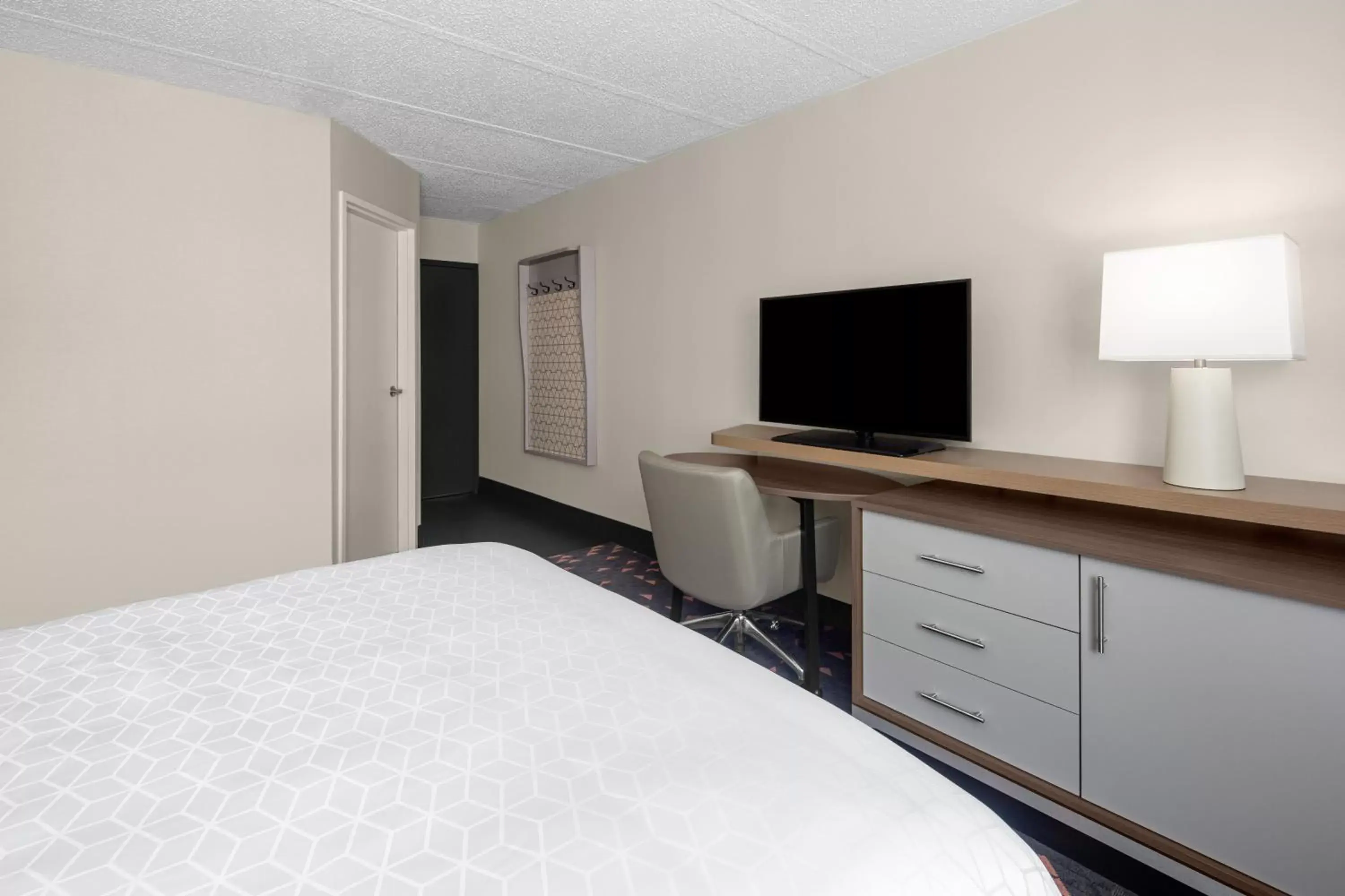 Standard King Room in Holiday Inn Hasbrouck Heights-Meadowlands by IHG Standard King Room in Holiday Inn Hasbrouck Heights-Meadowlands by IHG